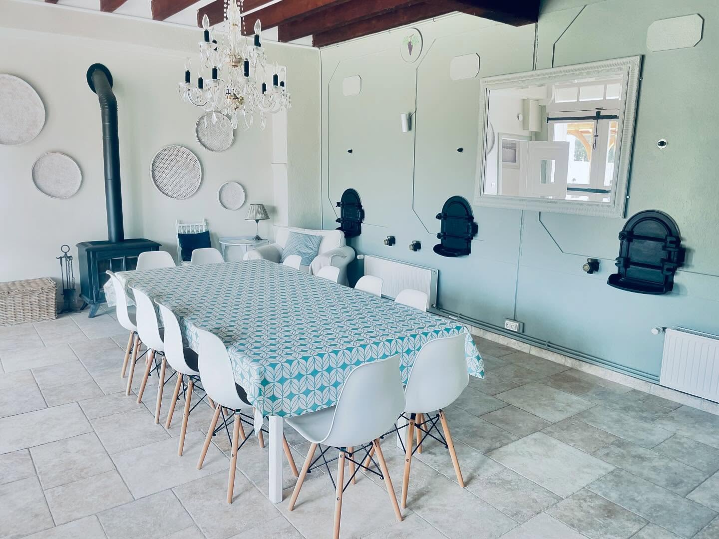 So thankful for the tiled floors that keep the house cool in the summer ☀️ #southoffrance #holiday2024 #aude #frenchfarmhouse #frenchwinery