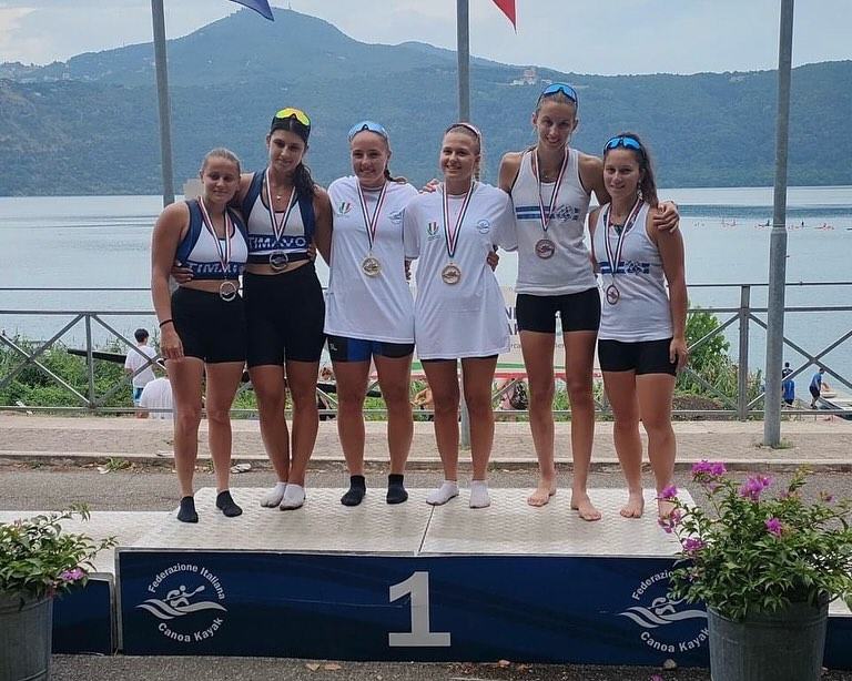 Da Venerdì 2 a Domenica 4 Agosto si sono tenuti a Castelgandolfo i Campionati Italiani sui 1000, 500 e 200 metri.
Sulla distanza dei 200 metri buon terzo posto di Sofia Valli e Matilde Rosini nel K2 Junior 🥉.
Sulle distanze dei 1000 e dei 500 metri lo stesso equipaggio si è classificato 4º, così come quello composto da Andrea Martelozzo e Marco Orecchia nella gara del K2 Ragazzi 200 metri.
Nel K1 Ragazzi Andrea Martelozzo e l’equipaggio del K4 U23 composto da Matteo Dalla Rosa, Jacopo Dalla Rosa, Riccardo Montonati e Thomas Luker concludono al 6º posto le rispettive finali sui 200 metri.
Matilde Rosini si classifica 7ª nella finale del K1 Ragazze 500 metri e il K4 Junior composto da Matteo Dalla Rosa, Andrea Martelozzo, Riccardo Montonati e Marco Orecchia conclude al 7º posto sia la finale dei 1000 che quella dei 500 metri.