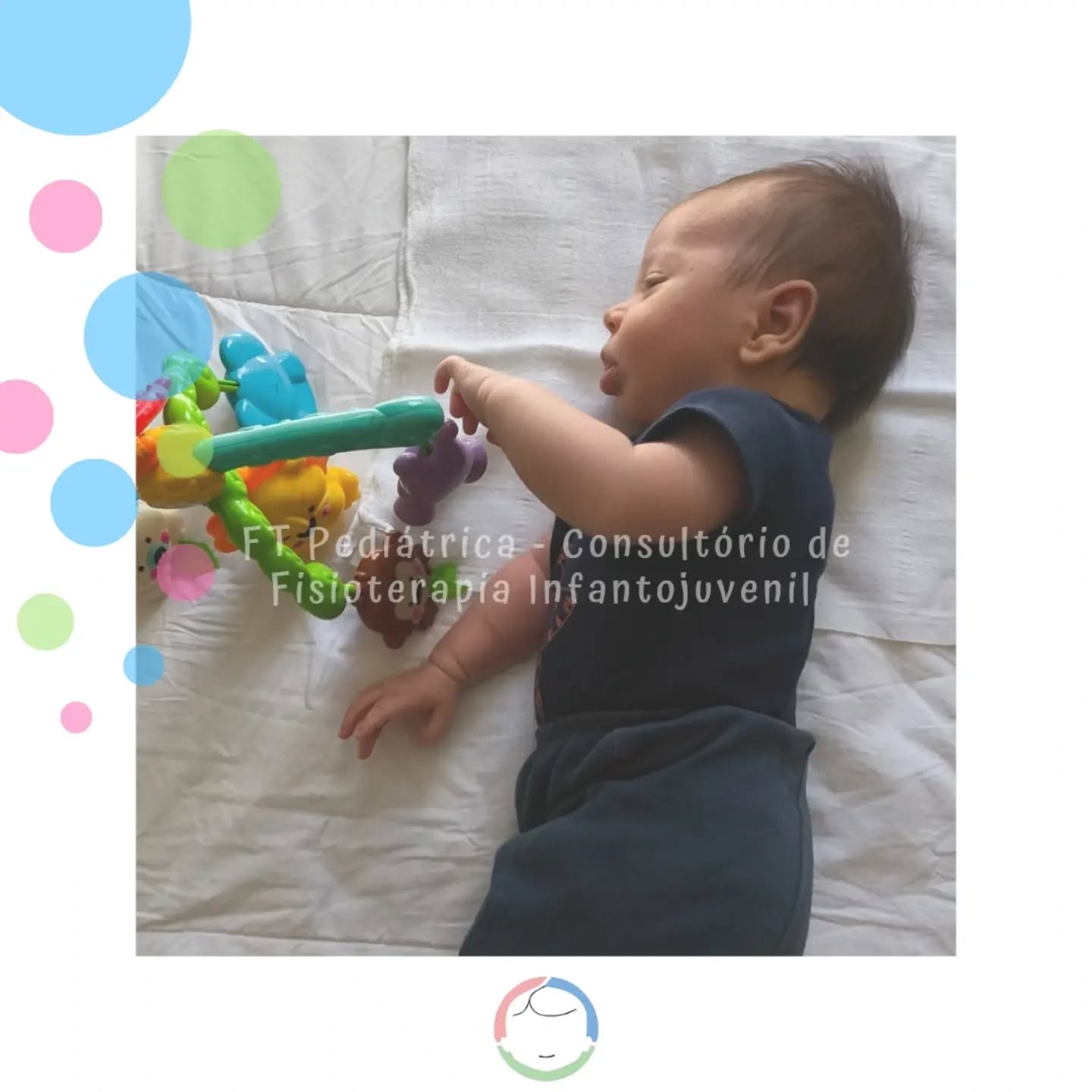 Tão importante quanto colocar o bebê de barriguinha para baixo, é colocar o bebê de lado.
Nessa posição ajudamos o bebê a ajustar alguns reflexos, facilitamos que ele alcance um brinquedo, trazemos mais mobilidade para os quadris e ombros do bebê, além de ser o meio do caminho para o bebê chegar à posição de barriguinha para baixo... Ou seja, já estamos começando a mostrar para o corpinho dele como será rolar.
E aí? Já colocou seu bebê de lado hoje?