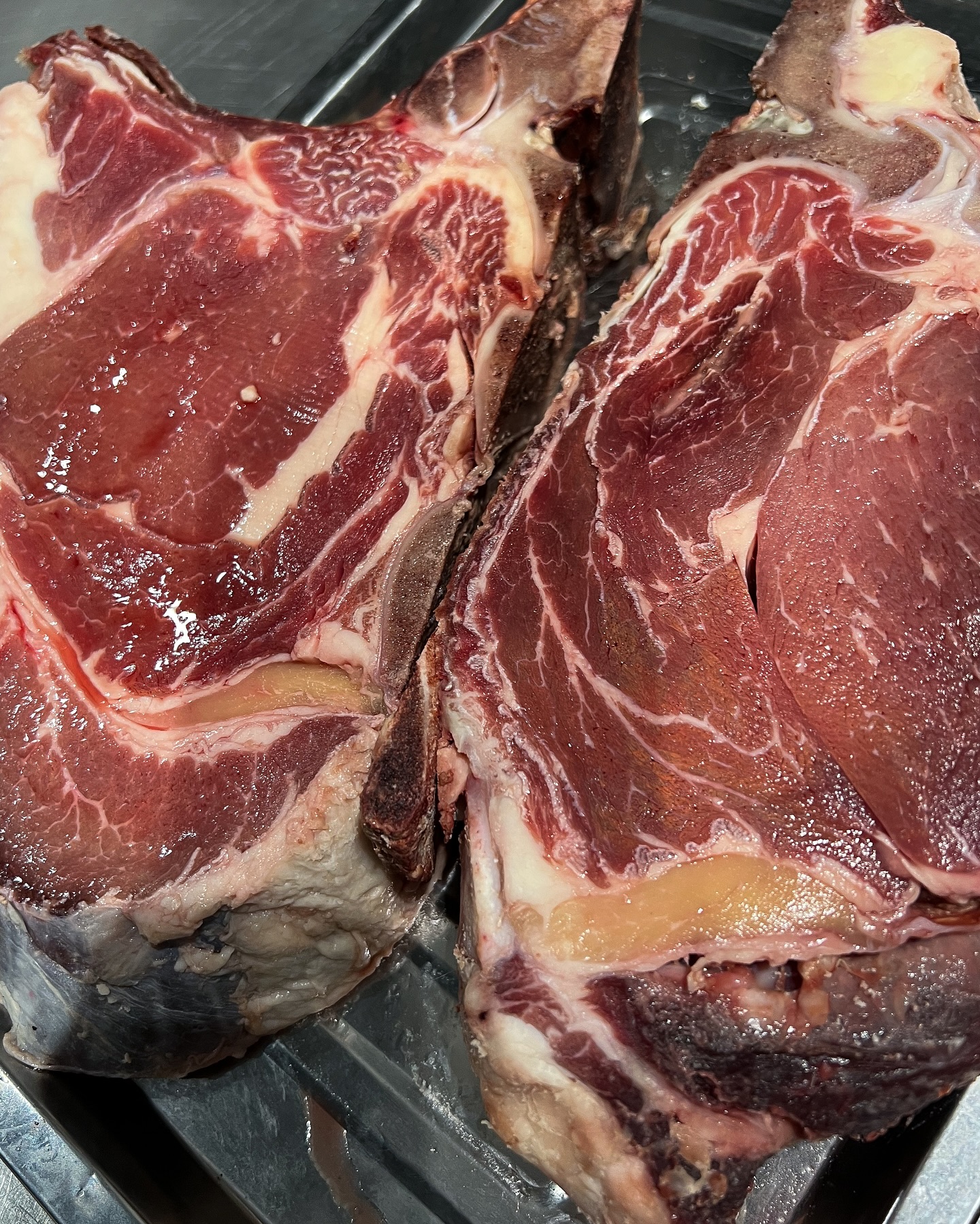 This summer we had an enormous amount of thyme in our wild meadows, which has resulted in high in flavour (already seasoned by nature 🌿🌱🌳), juicy, clean and soft meat. Thank you all for your kind words we receive everyday - we love and appreciate your support so much. Have a beautiful weekend ahead🤍