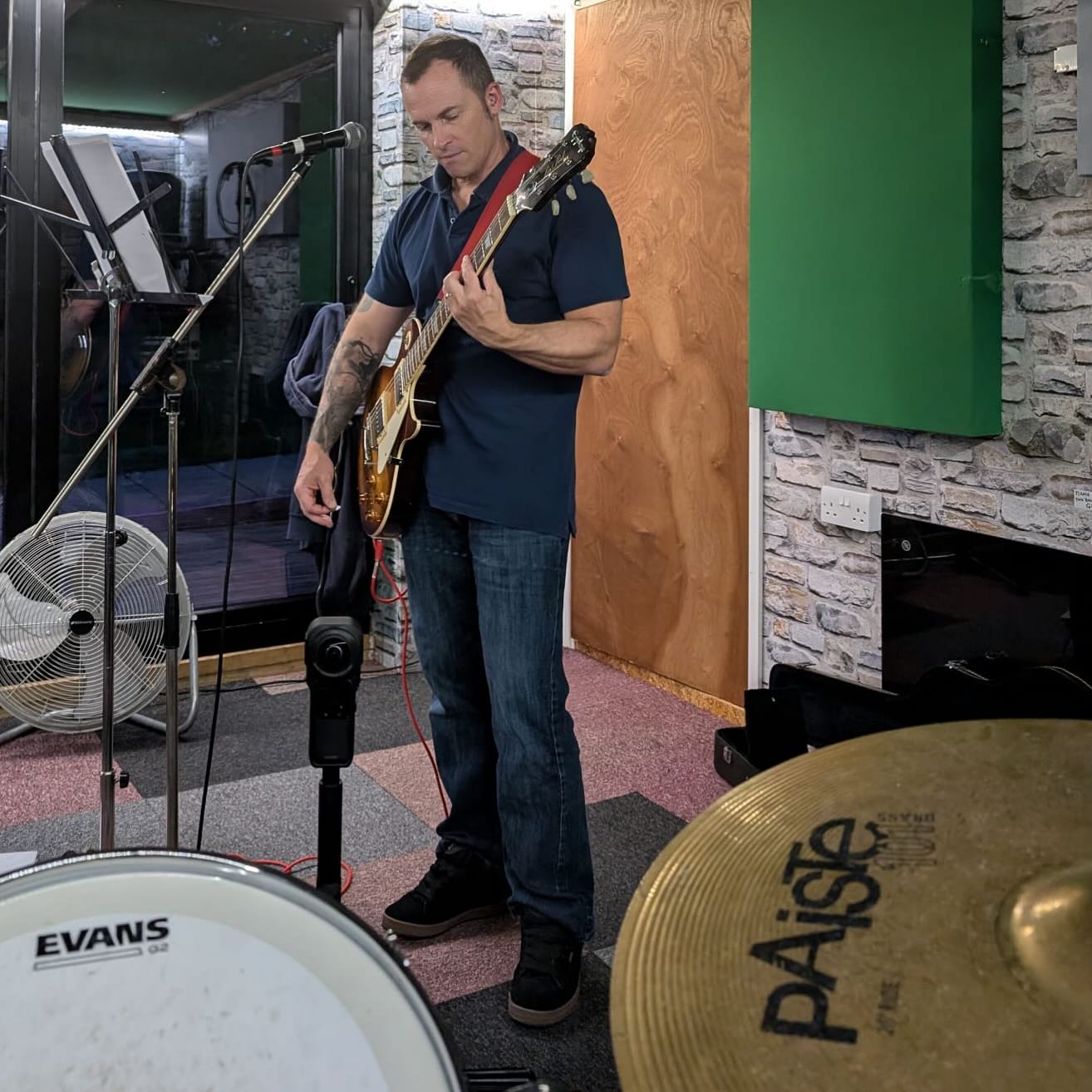 A bit of ’band’ practice with @the_dad_of_girls at @theflotonics rehearsal room in Amesbury 🎸