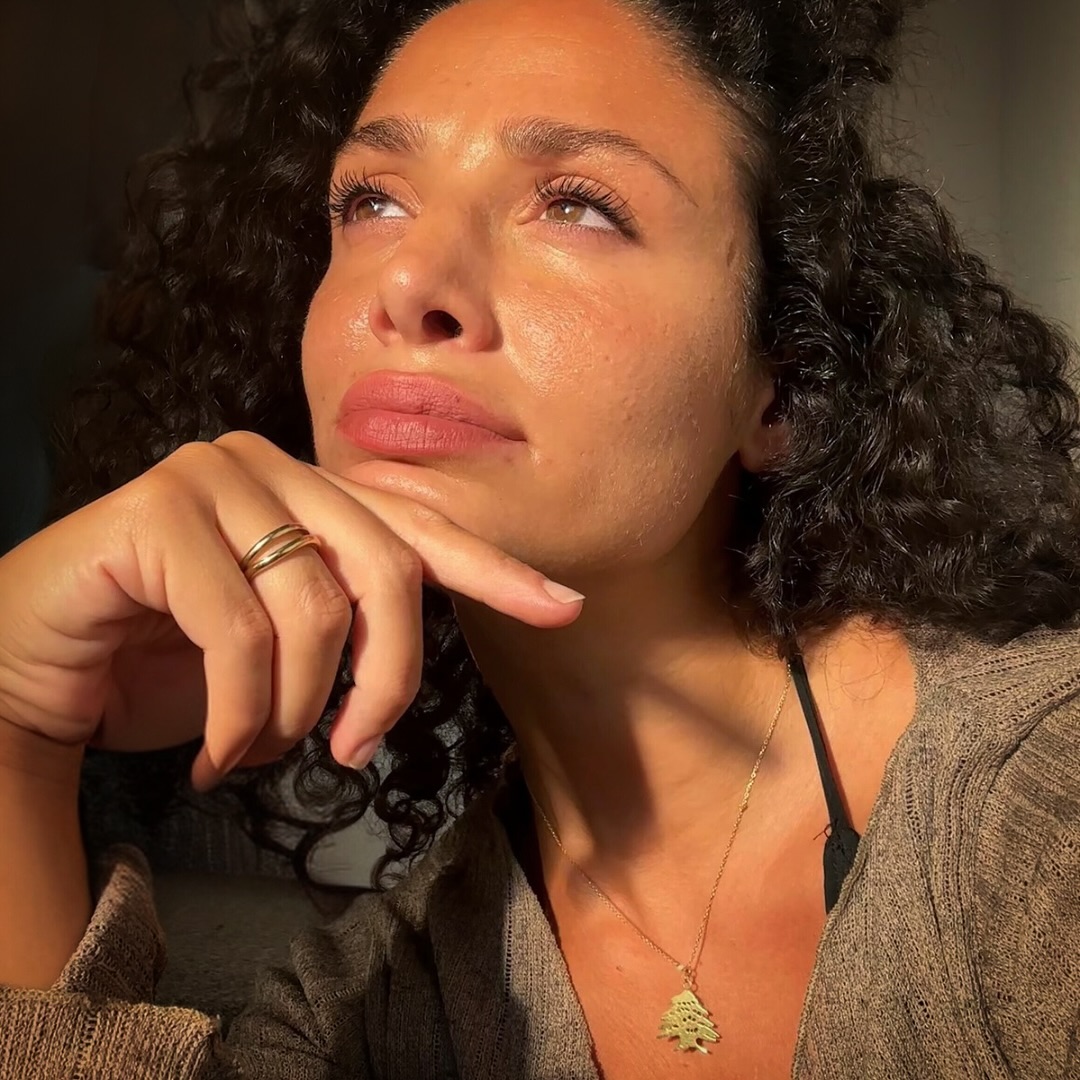 Q&A VIDEO SHARING SESSION
𝘓𝘦𝘵’𝘴 𝘨𝘦𝘵 𝘰𝘱𝘦𝘯 𝘢𝘯𝘥 𝘱𝘦𝘳𝘴𝘰𝘯𝘢𝘭 𝘧𝘳𝘰𝘮 𝘵𝘩𝘦 𝘰𝘵𝘩𝘦𝘳 𝘴𝘪𝘥𝘦 !
𝘞𝘩𝘦𝘵𝘩𝘦𝘳 𝘪𝘵’𝘴 𝘢𝘣𝘰𝘶𝘵 𝘮𝘺 𝘱𝘦𝘳𝘴𝘰𝘯𝘢𝘭 𝘭𝘪𝘧𝘦, 𝘮𝘺 𝘸𝘰𝘳𝘬, 𝘰𝘳 𝘸𝘩𝘢𝘵 𝘺𝘰𝘶 𝘤𝘢𝘯 𝘦𝘹𝘱𝘦𝘤𝘵 𝘥𝘶𝘳𝘪𝘯𝘨 𝘢 𝘤𝘦𝘳𝘦𝘮𝘰𝘯𝘺, 𝘐’𝘮 𝘰𝘱𝘦𝘯 𝘵𝘰 𝘢𝘭𝘭 𝘲𝘶𝘦𝘴𝘵𝘪𝘰𝘯𝘴.
𝙎𝙝𝙖𝙧𝙚 𝙮𝙤𝙪𝙧 𝙦𝙪𝙚𝙨𝙩𝙞𝙤𝙣𝙨 𝙞𝙣 𝙩𝙝𝙚 𝙘𝙤𝙢𝙢𝙚𝙣𝙩𝙨 𝙗𝙚𝙡𝙤𝙬!
_______
𝘌𝘦𝘯 𝘳𝘶𝘪𝘮𝘵𝘦 𝘰𝘮 𝘷𝘳𝘢𝘨𝘦𝘯 𝘸𝘢𝘵 𝘫𝘦 𝘮𝘢𝘢𝘳 𝘸𝘪𝘭𝘵 𝘸𝘦𝘵𝘦𝘯 𝘰𝘷𝘦𝘳 𝘮𝘪𝘫, 𝘻𝘰𝘸𝘦𝘭 𝘱𝘦𝘳𝘴𝘰𝘰𝘯𝘭𝘪𝘫𝘬 𝘢𝘭𝘴 𝘱𝘳𝘰𝘧𝘦𝘴𝘴𝘪𝘰𝘯𝘦𝘦𝘭. 𝘖𝘧 𝘩𝘦𝘵 𝘯𝘶 𝘨𝘢𝘢𝘵 𝘰𝘷𝘦𝘳 𝘮𝘪𝘫𝘯 𝘱𝘦𝘳𝘴𝘰𝘰𝘯𝘭𝘪𝘫𝘬𝘦 𝘳𝘦𝘪𝘴, 𝘮𝘪𝘫𝘯 𝘸𝘦𝘳𝘬, 𝘰𝘧 𝘸𝘢𝘵 𝘫𝘦 𝘬𝘶𝘯𝘵 𝘷𝘦𝘳𝘸𝘢𝘤𝘩𝘵𝘦𝘯 𝘵𝘪𝘫𝘥𝘦𝘯𝘴 𝘦𝘦𝘯 𝘤𝘦𝘳𝘦𝘮𝘰𝘯𝘪𝘦, 𝘪𝘬 𝘴𝘵𝘢 𝘰𝘱𝘦𝘯 𝘷𝘰𝘰𝘳 𝘢𝘭𝘭𝘦 𝘷𝘳𝘢𝘨𝘦𝘯.
𝙋𝙡𝙖𝙖𝙩𝙨 𝙟𝙚 𝙫𝙧𝙖𝙜𝙚𝙣 𝙞𝙣 𝙙𝙚 𝙘𝙤𝙢𝙢𝙚𝙣𝙩𝙨!
Saralouna