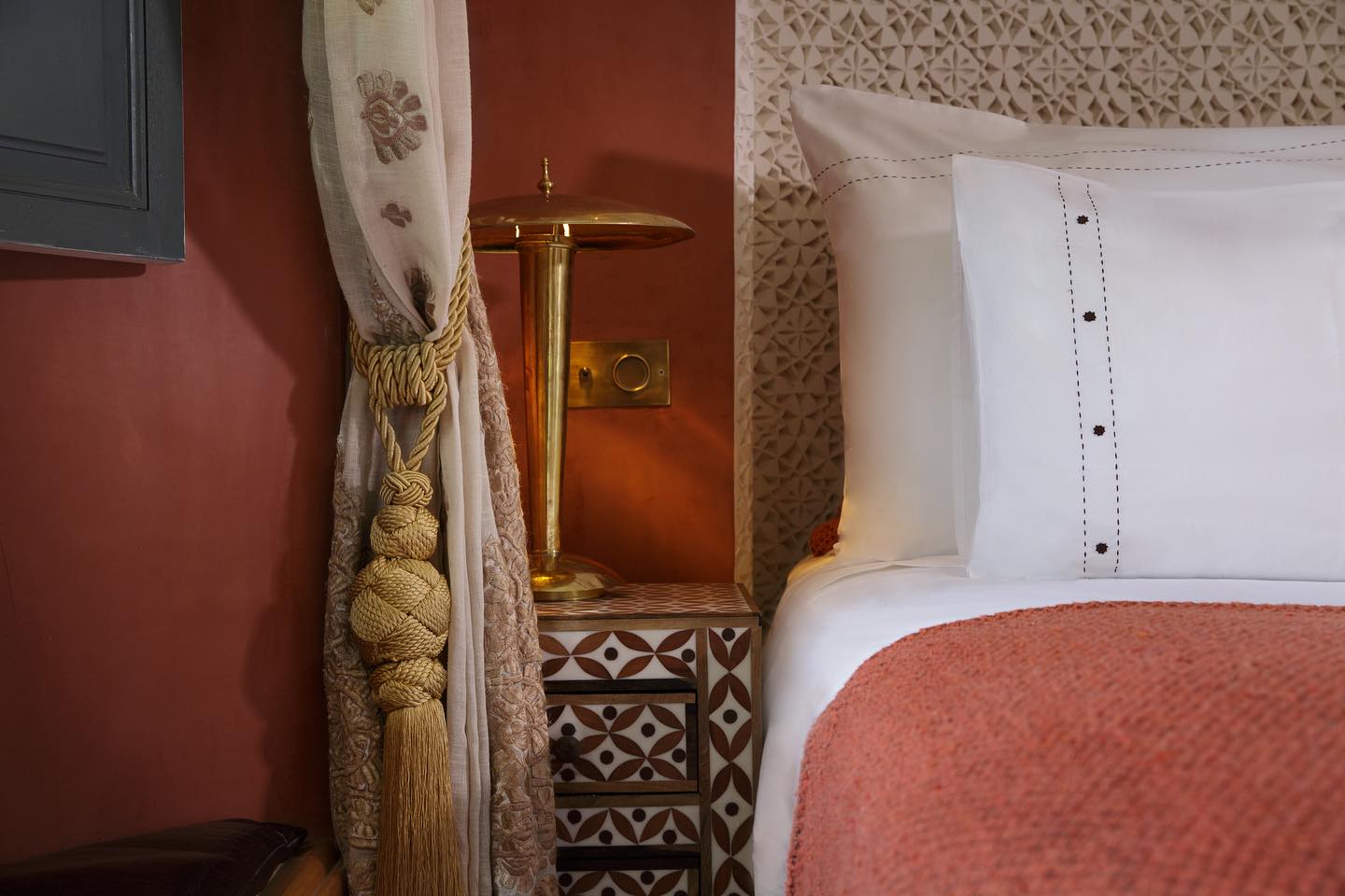 Bienvenue dans cette suite de charme, un véritable cocon de douceur et de tranquillité.
Pensé avec soin pour vous offrir le confort et l’atmosphère dont vous avez besoin pour vous ressourcer.
Du plâtre sculpté à la main, un beau mariage de couleur de zellige, des meubles en bois travaillé avec passion, en passant par les tissus brodés, cette lumière incroyable de Marrakech …
Chaque détail a été choisi avec amour pour créer une ambiance chaleureuse et authentique.
Profitez de votre terrasse privée pour savourer un petit déjeuner au soleil ou une lecture paisible.
Laissez vous bercer par le calme environnant et ressourcez vous dans cette bulle de sérénité.
#darrhizlane #marrakech #morocco