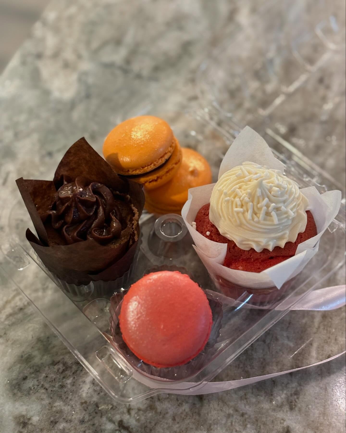 Storybook Bakery is BACK! It’s a beautiful, not too hot, day! Come spend it at the Waleska Farmer’s Market from 9am-1pm 🌤️🧁💕 #storybookbakery #waleskafarmersmarket #farmersmarkets #macarons #cupcakes #dessert #sweettooth #smallbusiness