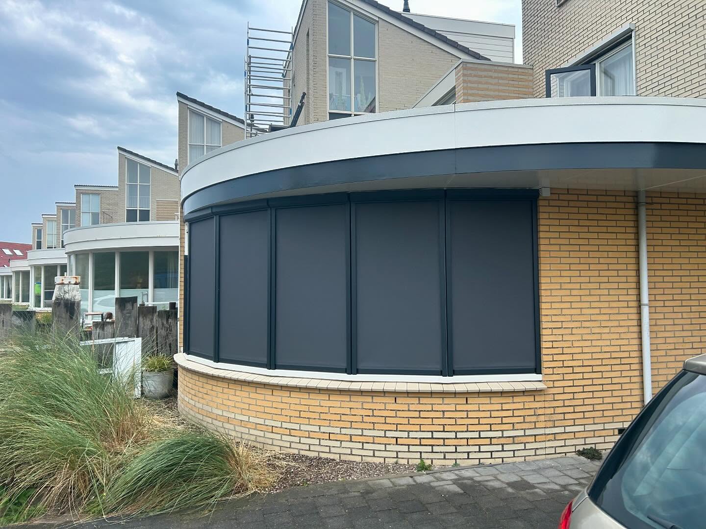 Een kleine greep uit de vele mooie klussen die we hebben afgerond de laatste tijd💪🏻 Heel wat mensen blij mogen maken met horren en buitenzonwering. Ben jij na deze plaatjes ook benieuwd wat er mogelijk is voor uw woning? Neem geheel vrijblijvend contact met ons op en gaan we samen opzoek naar een passende oplossing☀️