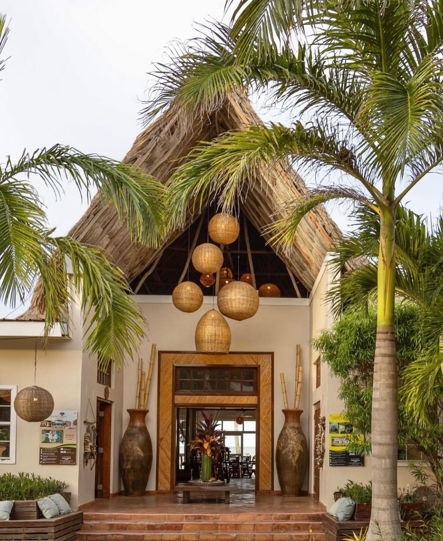 @jaguar.reef What an amazing property with its’ own private island, rhythm reef caye !! VIP service with freshly caught lobster ceviche🦞 Garifuna cooking class and made delicious coconut snapper soup!! Enjoyed jumping into a waterfall and visiting the cacao farm to see them make fresh chocolate right in front of us!🍫🍫@thebelizecollection @rhythmreefcaye @sleeping.giant.lodge @destinaretl #unspoiled #belizetravel #travel #belize #travelagent #famtrip #virtuoso