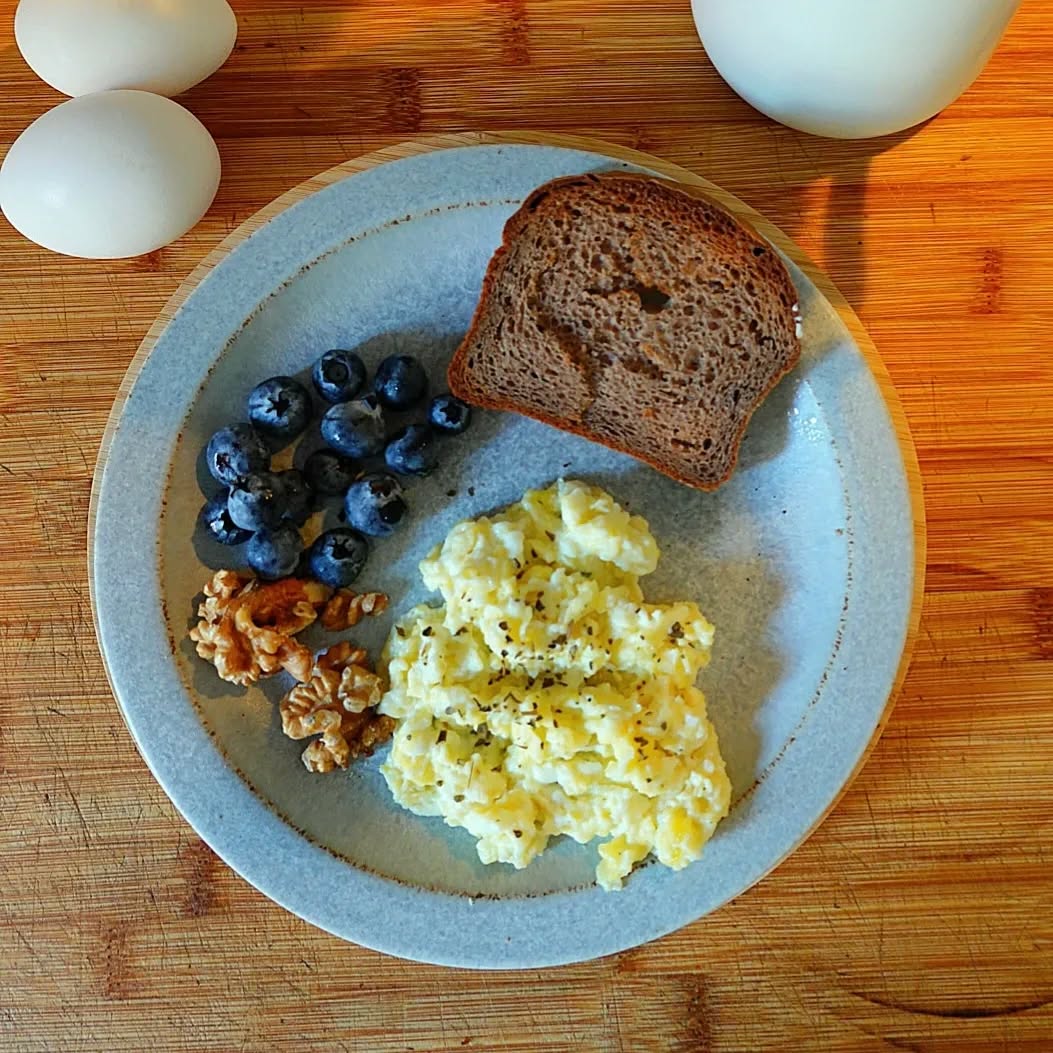 El huevo tiene una gran cantidad de proteínas de gran calidad nutritiva y es muy versátil a la hora de cocinar.
Hoy en día ya sabemos que se pueden consumir huevos todos los días sin que suba el colesterol y que nos proporciona una gran cantidad de vitaminas y de energía.
¿Cuál es tu manera favorita de cocinarlos? 🥚🍳🥘
La nuestra los huevos revueltos sin duda. Nuestros huevos quedan muy cremosos y es una delicia.
#huevosrevueltos #huevossanos #huevosgourmet #huevosecolog #murcia #noroestemurcia