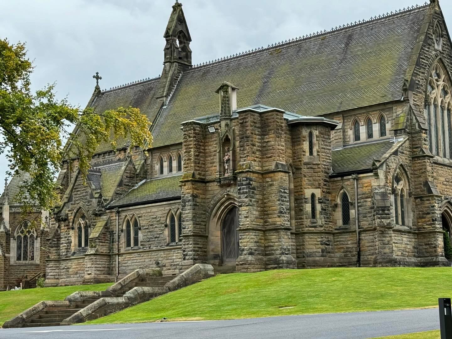 I realize I haven’t posted in a while but this doesn’t mean I’ve not been busy 😍
It just means I’m terrible at remembering to take photos and then even worse at remembering to post them 😂
Thursday was a double wedding day for me and also 2 venues that I hadn’t worked at before.
The first was the absolutely stunning @ruddingparkhotel and I have attached the 2 photos that I actually remembered to take 😂
The second was the equally beautiful @the_beverleybarnweddingvenue and of course in true ‘Kerry’ style I forgot to take any photos!
Will try and do better at tonight’s wedding
(I say this knowing I forgot to take any at yesterdays too but more about that soon)
I’d love the chance to not take any photos at your wedding 😂 so please do give me a shout if you’re looking for a magician, maybe you can remind me on the day to take pics 😍