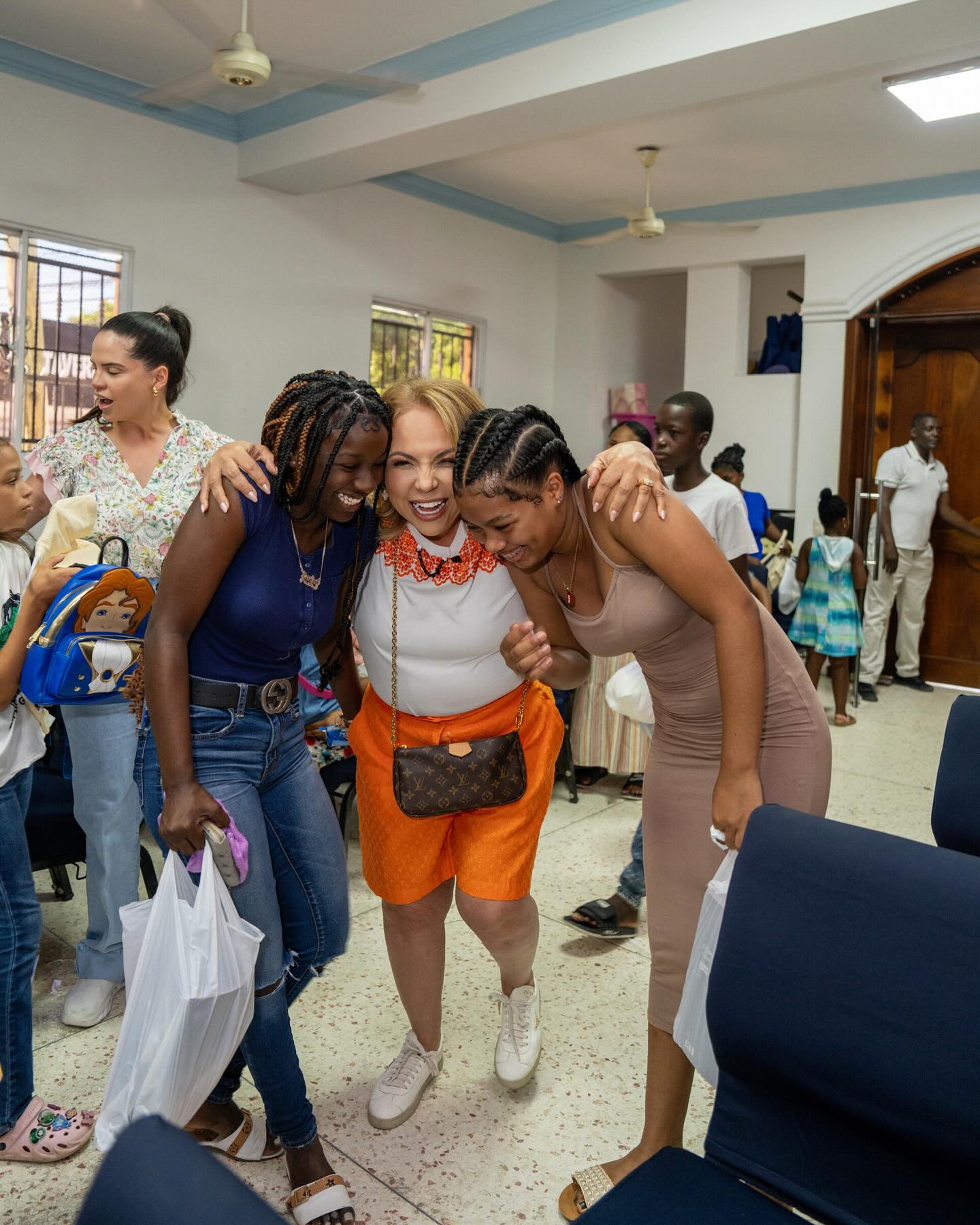 🇺🇸 “If you ask me what I want to leave for my granddaughters, I would say that I leave them this legacy of helping and loving others. By helping others, we help ourselves become better people, better human beings. Today, it’s the Dominican Republic, but tomorrow it could be Venezuela, Colombia, Nicaragua, or wherever we are needed. Our purpose is to ‘Leave this world better than we found it.’”
🇪🇸 “Si me preguntan qué quiero dejarles a mis nietas, les diría que les dejo este legado de ayuda y amor al prójimo. Ayudando a los demás nos ayudamos a nosotros mismos a ser mejores personas, a ser mejores seres humanos. Hoy es República Dominicana, pero mañana será Venezuela, Colombia, Nicaragua o donde nos necesiten. Nuestro propósito es ‘Dejar este mundo mejor que como lo encontramos.’”
#GFF #GuiribiteyFamilyFoundation #porunmundomejor
@camilagiiribitey @la_mamilover