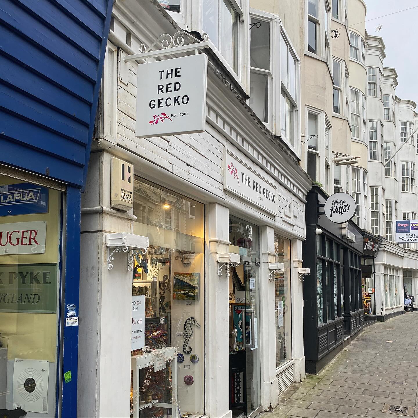 A few months ago the @theredgeckoshop in Brighton wanted to replace the old flower pots and stands outside the front of the shop with repurposed ones 🫶🌼
#theredgecko #thehovehandyman #brightonhandyman #repair #restore #repurposed #thehovehandyman