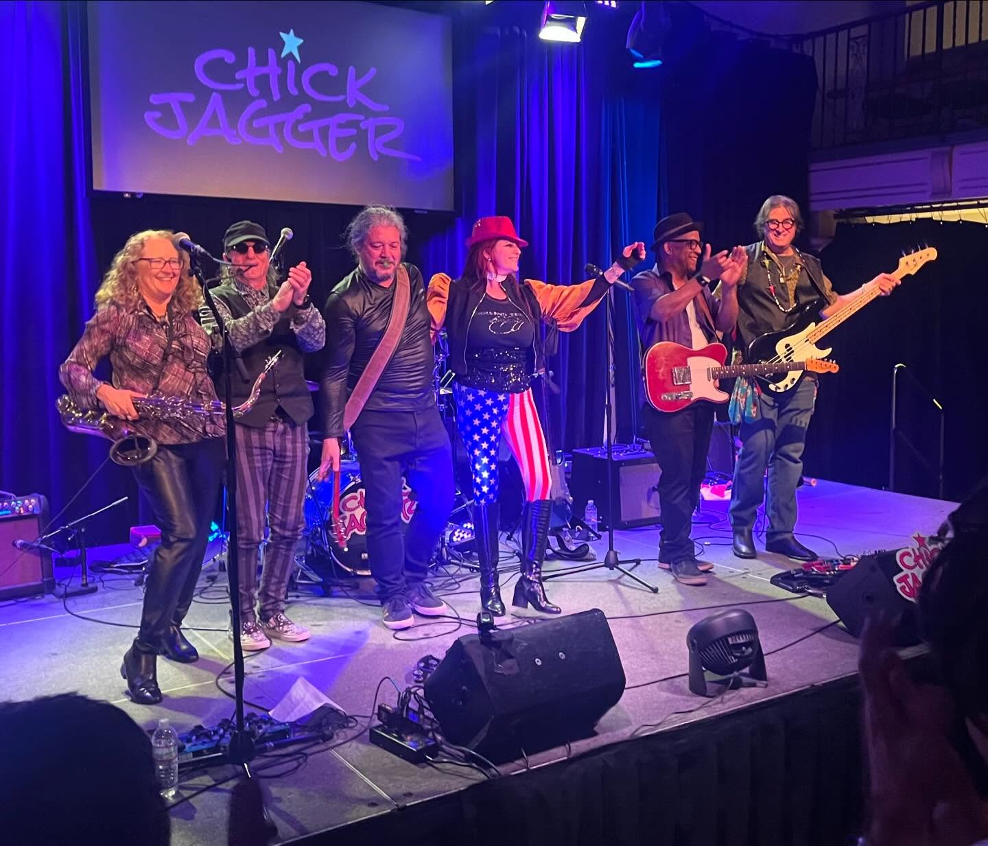 A terrific night @clubfox_rwc w/ @haulinoatsband! #redwoodcity #nightlife #tollingstonestribute #chickjagger