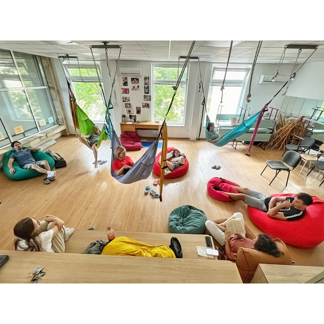 През тази лятна ваканция, покрай екипните срещи и обсъждания за предстоящата учебна година, сложихме началото на една нова съвместна инициатива – групово четене на книгата за демократичното образование на Яков Хехт. 📖
Идеята възникна спонтанно – решихме експериментално да обявим сбирките за отворени по желание, за всеки от колектива, който през лятото, освен в морето, би желал да се гмурне по-дълбоко и в модела, върху който е основано нашето училище. 🏫
Научихме много не само за идеите и фундаментите, заложени от автора, но и за самите нас, като хора и като колеги. Установихме, че някои сред нас предпочитат повече да слушат, отколкото да четат, а най-ценното е, че чрез тези групови четения на глас имаме възможността лично да дискутираме помежду си всичко от книгата, пречупвайки го през призмата на нашата общност. 📢
Обмисляме да превърнем този тип събирания в традиция и да отправим покана за тях и към родителите на децата, учещи при нас. 📚
#InspiringLearning #УчилищенЖивотВарна #CriticalThinkingSkills #CSUDemocraticEducation