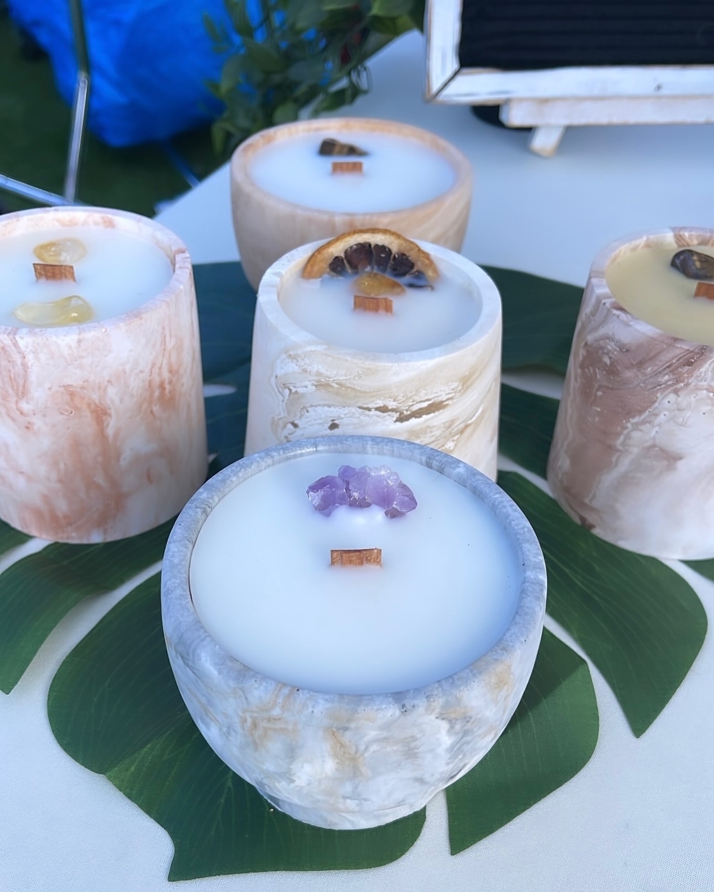 Some goodies you can expect to find every Sunday at @thehfm 😊 Our eco-cement candles change weekly and seasonally, giving you amazing one of a kind scents that are non-toxic, phthalate-free and CA prop 65 approved!
Did we mention that they are re-usable? All of our vessels come with herb seeds so you can re-use the vessel and grow some plants 🌱
Come stop by and visit ✨ or order from the link in our bio. We offer shipping throughout the US and Puerto Rico or local Los Angeles pick-up. 🤗