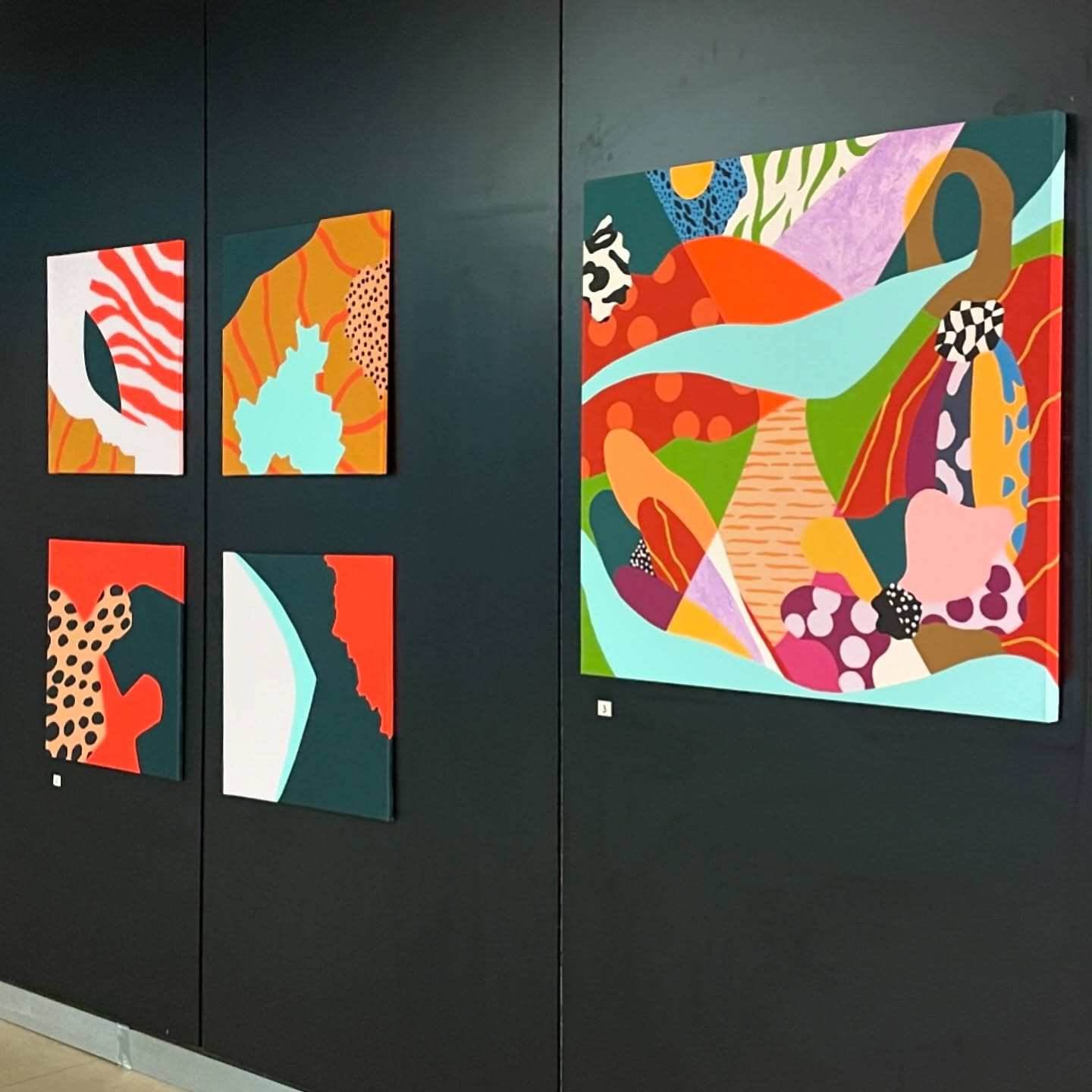 My works are currently exhibited in the cultural space @zeitistknapp.bln. Zeit ist Knapp or the Center for International Arts is a vision and pioneering concept to utilize temporary vacant spaces and revitalize them culturally.
Come and have a look to Schloss-Straßen-Center at Walther-Schreiber-Platz. Wednesdays to Fridays from 4:00 PM to 11:00 PM, Saturdays from 2:00 PM to 9:00 PM.
#marera #femaleartist #womeninart #womenfeelings #momandwife