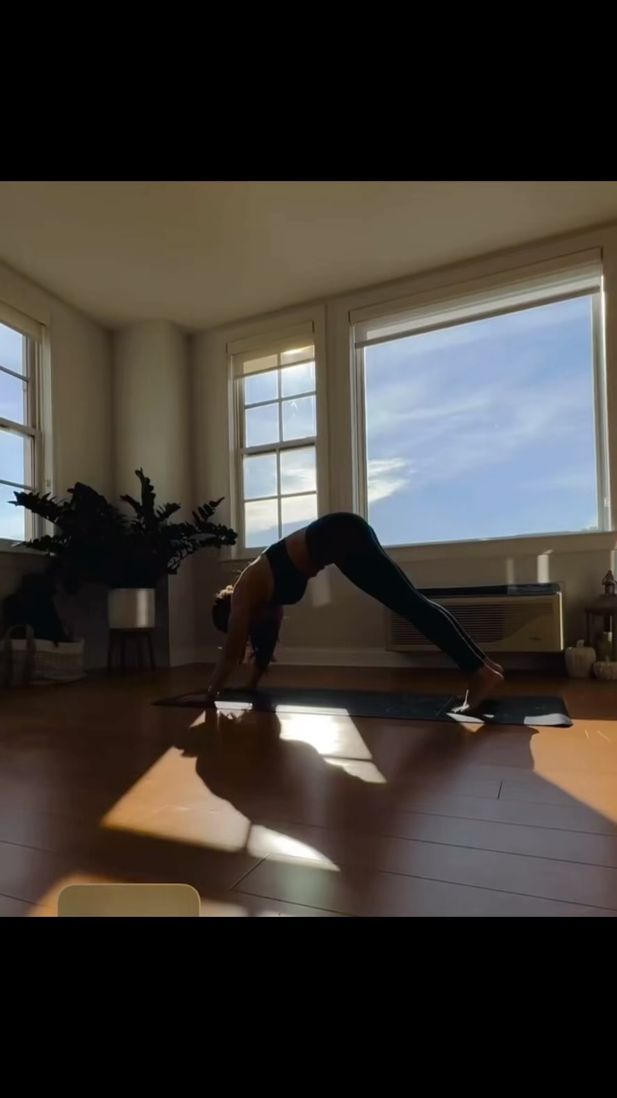 Yoga + stretching classes !!!!! Lanadancer.com #bogotanj #yogachallenge #stretching #poledancemotivation