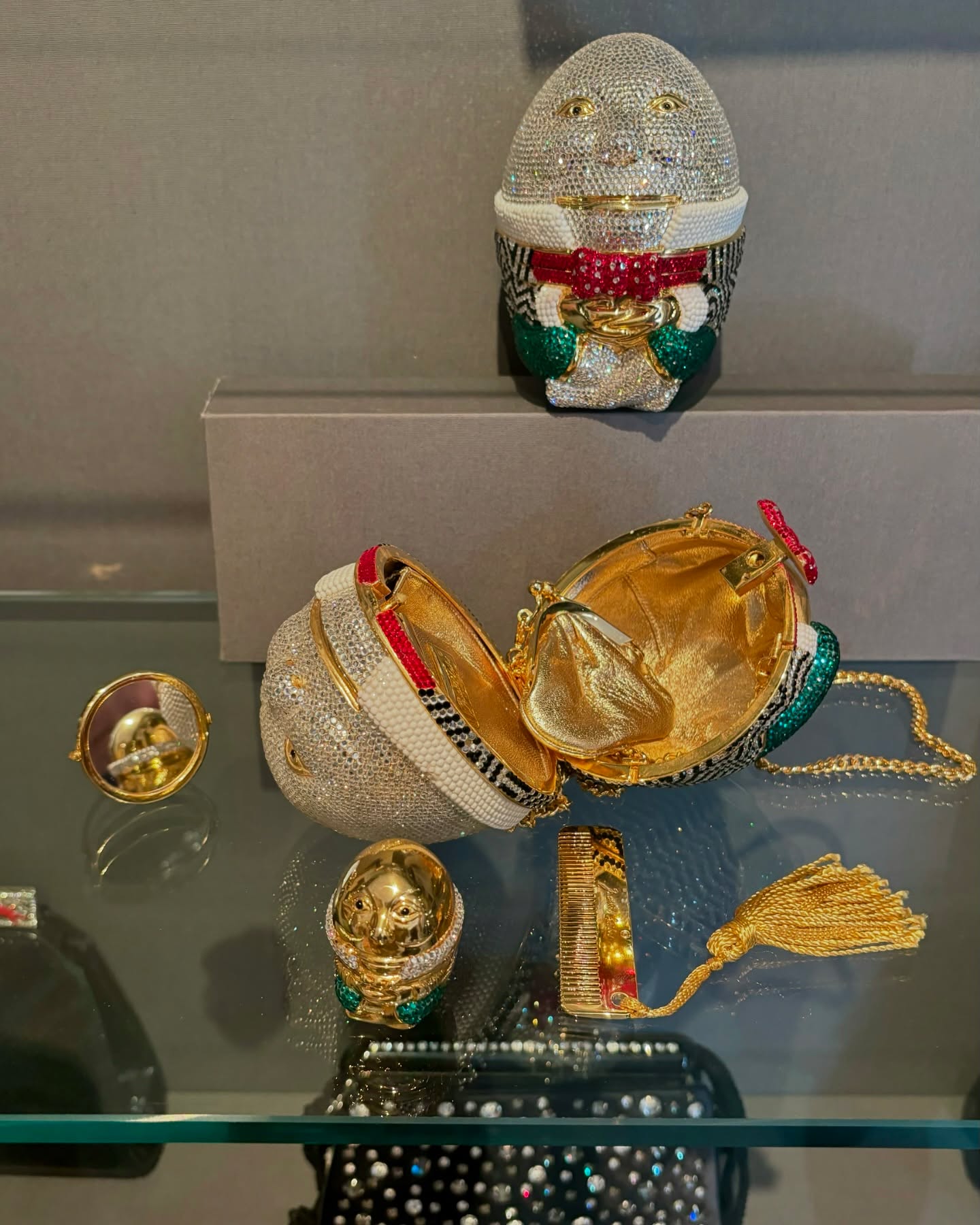 Such a treat to visit The Leiber Collection Museum in East Hampton! Established in 2005 by Judith Leiber and her artist husband, Gerson Leiber, the museum houses an extensive collection of her handbags, showcasing 700 of her 3,500 extraordinary designs at a time. The museum is situated on a beautiful property with gardens and special exhibitions, a truly special tribute to Judith’s legacy in the fashion industry.