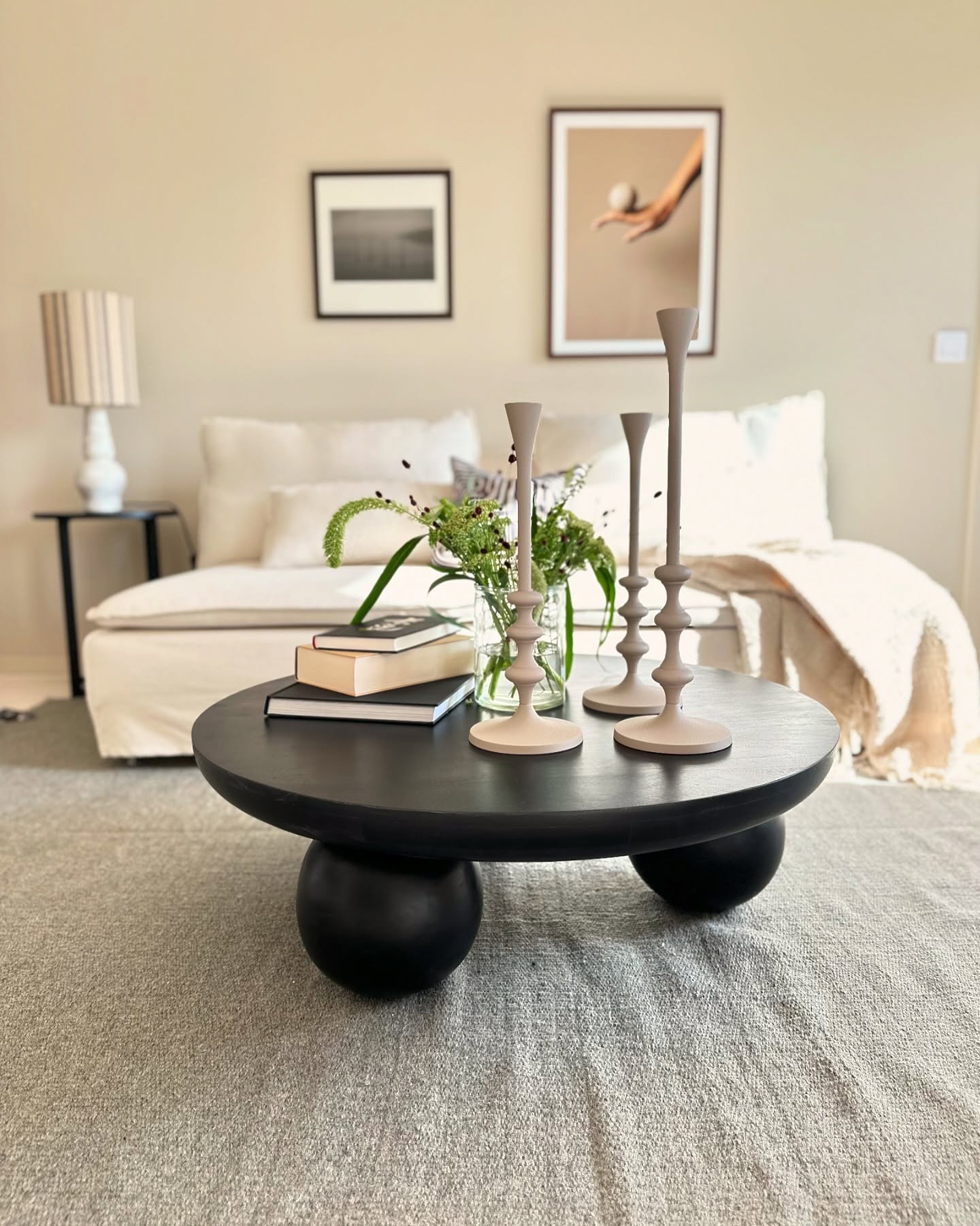 Inredd, fotad & klar 🤎
Bilder från inredningsuppdraget från förra veckan
• 2:a i Brf. Trägården, Stena Fastigheter @stenafastigheter
• Förmedlas av Adam & Sandra på Nya Kvadrat @nyakvadrat.nyproduktion
• Fina bilder av Alen Cordic