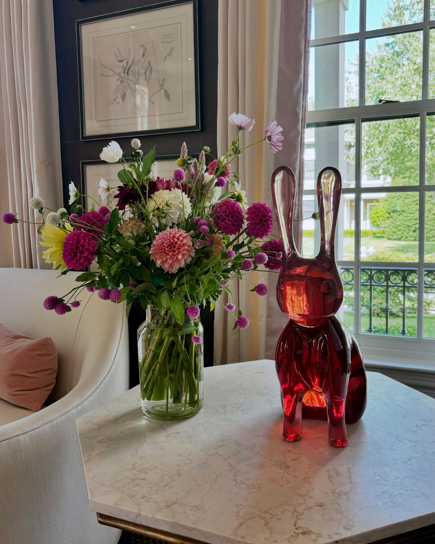 Nothing like fresh flowers to start the week! 💐🐰