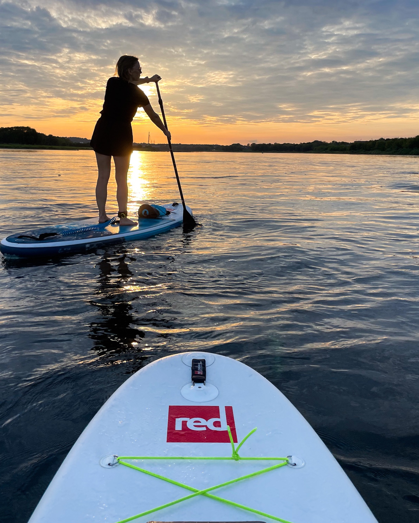 MIESTO TURAI
subalansuoti tiems, kurie net ir vasarą gyvena įprastu darbo dienų ritmu:
✅ neilgi, bet trunkantys pakankamai, kad leistų atsipūsti po dienos darbų;
✅ nesudėtingi, todėl galima plaukti nors ir su darbiniu kostiumu, ramiai besišnekučiuojant su draugais ar kolegomis;
✅ prasideda ir pasibaigia mieste, bet vis tiek leidžia pasigrožėti gamta ir nuostabiais saulėlydžiais ant vandens.
Turų lieka vis mažiau, rezervuok vietą jau dabar ir šią vasarą papildyk dar vienu nuotykiu ant vandens net neišvykdamas iš miesto! 🏄♀️
#irklentes #aktyvuslaisvalaikis #Kaunas #gosup #varomsupin #lithuania