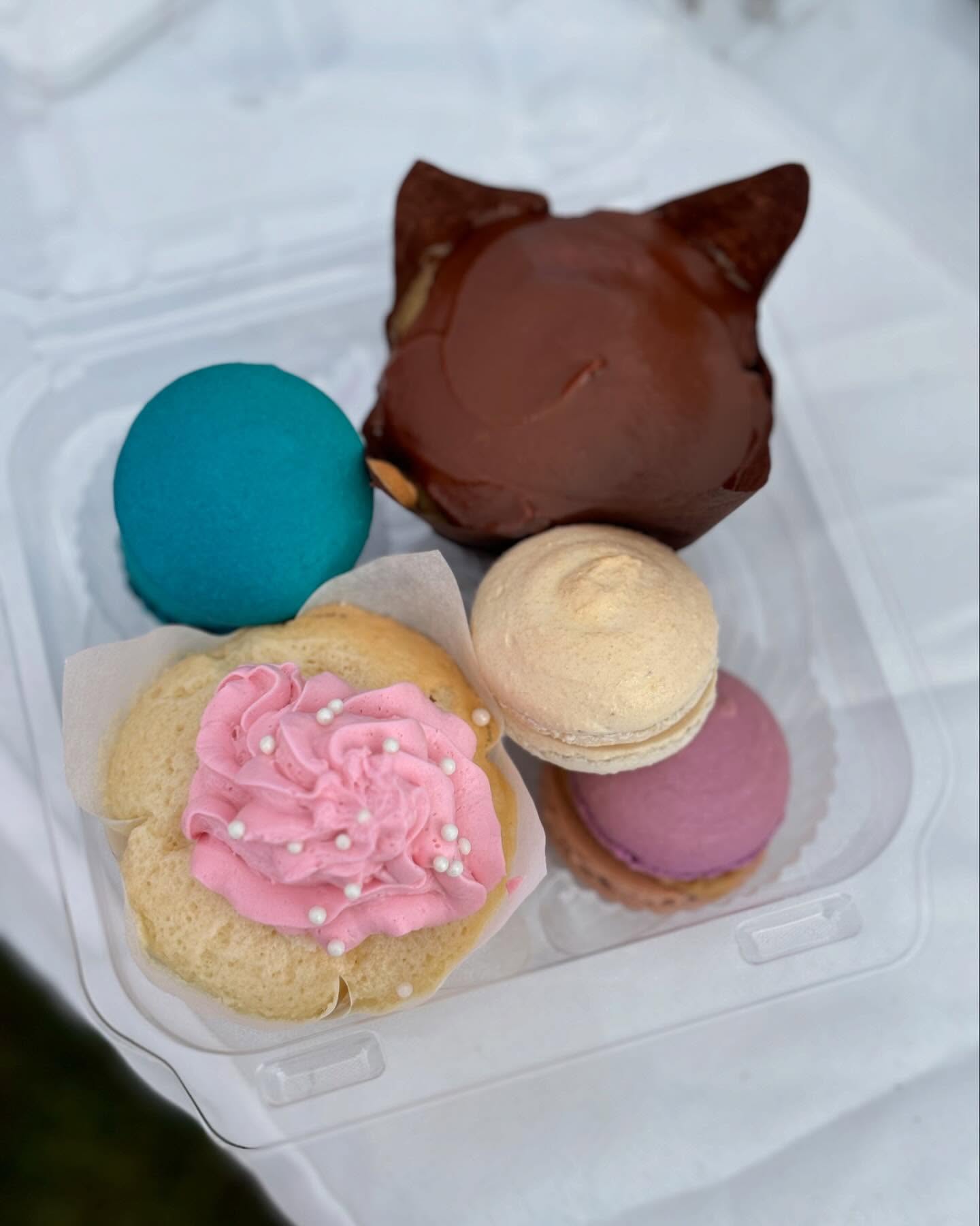 Gimme some sugar 😘✨🧁We’ve got sweet treats galore up at the Lake Arrowhead Farmers Market today from 4-7pm! #storybookbakery #cupcakes #macarons #lakearrowheadfarmersmarket #lakearrowheadga