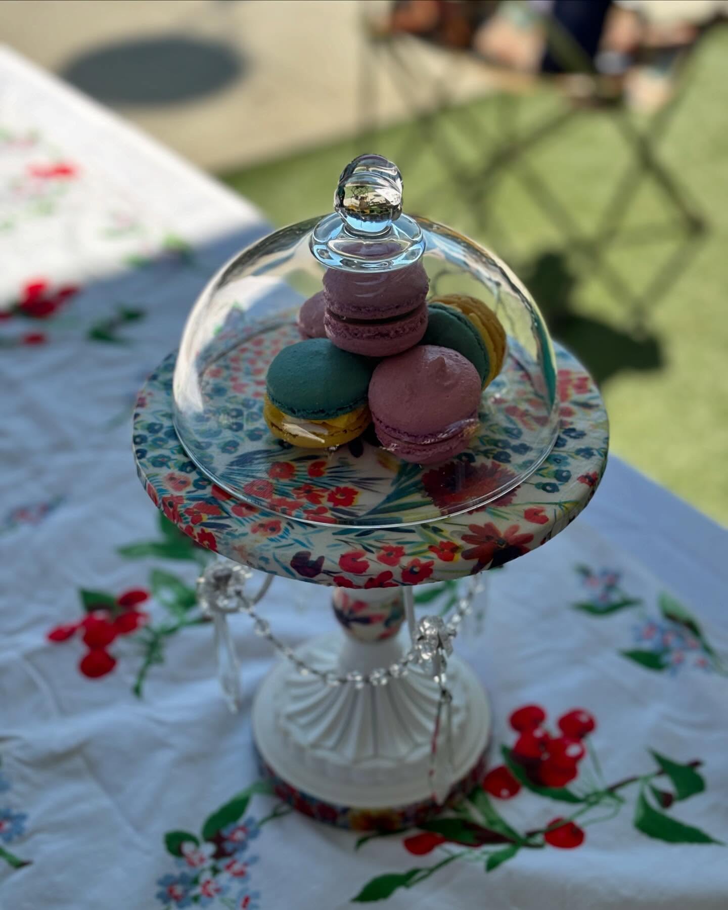 Summer Day at The Mill! 💕✨🧁 Come on down to @themillonetowah Plant and Artists Festival and grab some sweet treats while you’re here! 🌤️💕 #storybookbakery #themillonetowah #summerdayatthemill #macarons #cupcakes