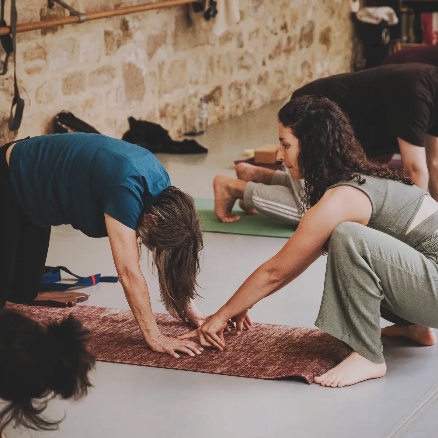 TOUCHER -
Dans ce voyage sensoriel, la possibilité du toucher se déploie à l'infini. Les mots s'invitent et se laissent oublier, le corps pratique, l'esprit chemine et prête attention à des sensations nouvelles.
.
Une texture, la caresse du vent, la contenance des vêtements, une main posée, un souvenir, une vibration, une perspective.
On discute souvent de cet art de toucher "avec justesse", avec ou sans les mains, avec ou sans les mots, quelle place laisse t-on au silence et à l'intégration ?
.
Dans cette exploration il n'y a pas de mode d'emploi, juste une singularité dans l'approche de chacun(e). Je dirai peut être que toucher s'inscrit dans l'authenticité de la rencontre à l'autre, un échange qui s'établit depuis le coeur et se prolonge de 1001 manières : un mot, une main tendue, un regard attentif, un souffle partagé...
.
Pour continuer d'explorer ce voyage des sens, on se retrouve dimanche A @yogabaiona 🥳
.
@estellechouquaisphotographie
#perfecttuch #yogabaiona #yogaphoto #coursdeyoga #toucher #sensoriel #voyageendessens #yogapractice #studiodeyoga #professeurdeyoga
#yogacollection #explorationsensorielle #poesieduquotidien #motsdamour