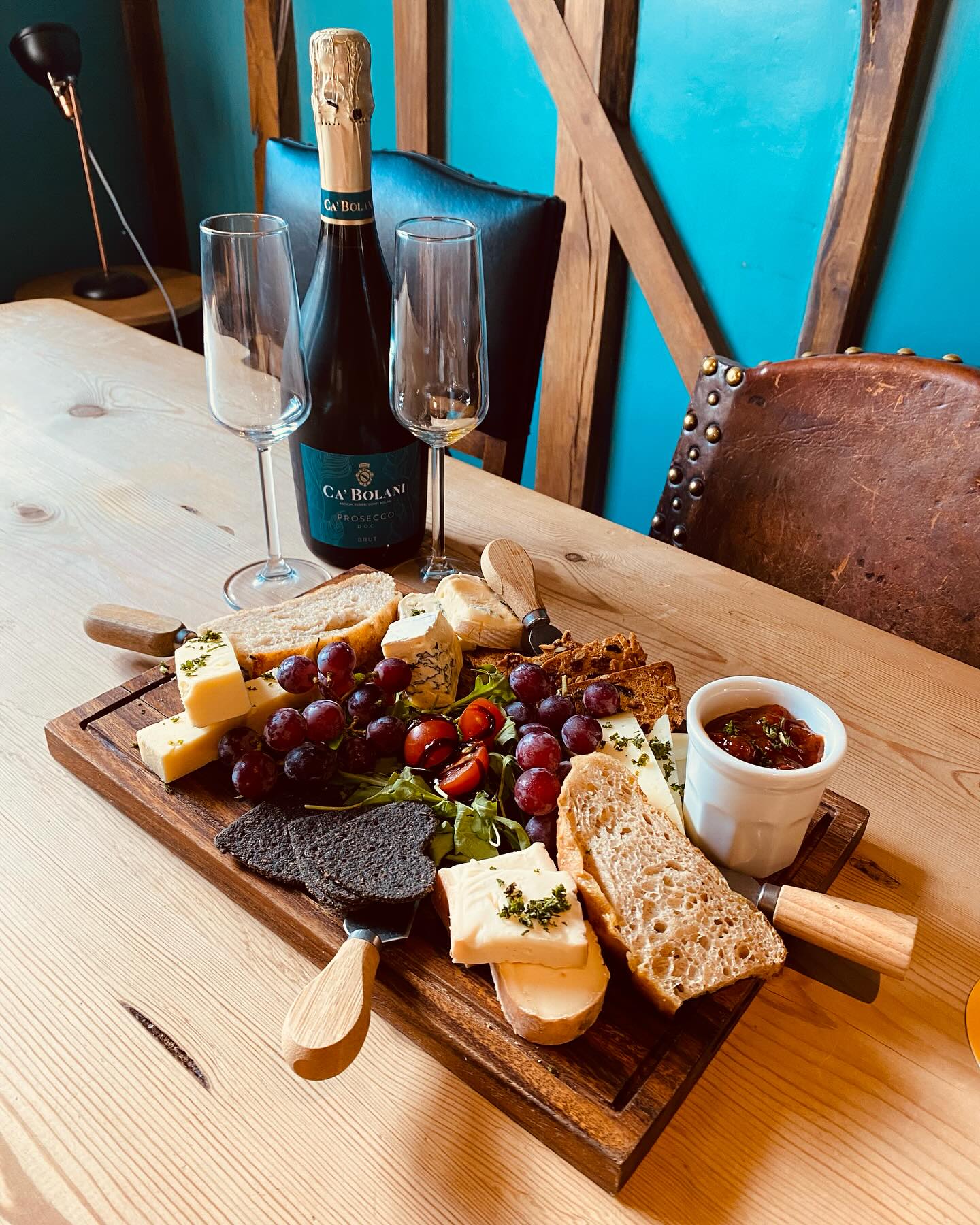 Where better to start your bank holiday weekend!!! Obviously it’s got to be the Star! 🌟
open all weekend including bank holiday Monday, 12pm-11pm food served all day until 9pm 🍾🥂#eat”
#independantbusiness#bankholiday