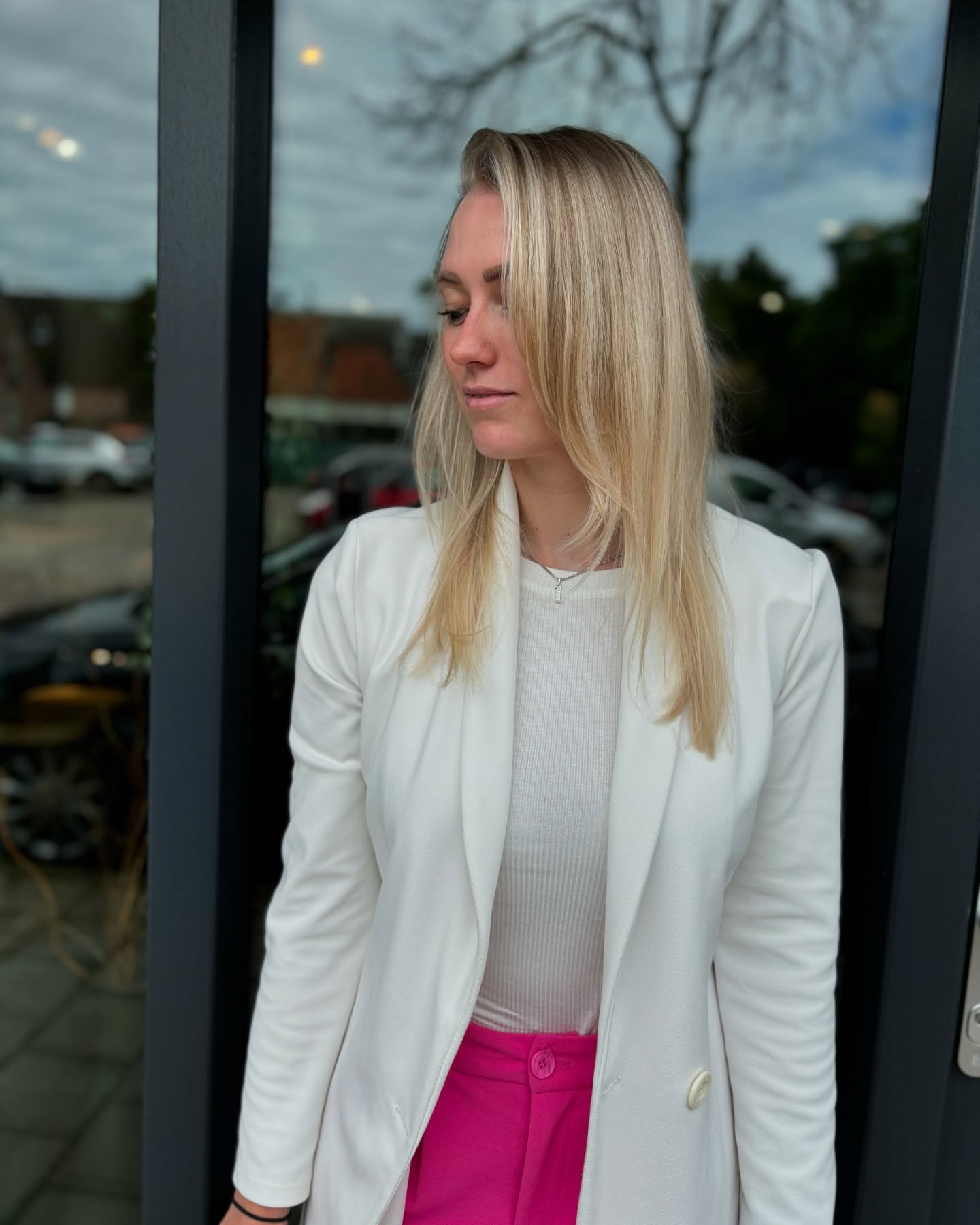 Fresh blonde balayage for beautiful @deeemsx
Are you looking for a stylist to achieve a natural, fresh blonde look? Look no further and schedule your appointment now with us!
www.eorganicsalon.nl
#colorspecialists #hairsalonnearme #organichairproducts #organiccolorist #japaneseheadspa #scalpcare #scalptreatments #healthyblondehair #hairjourney #hairinspo #kapper #kapperrijswijk