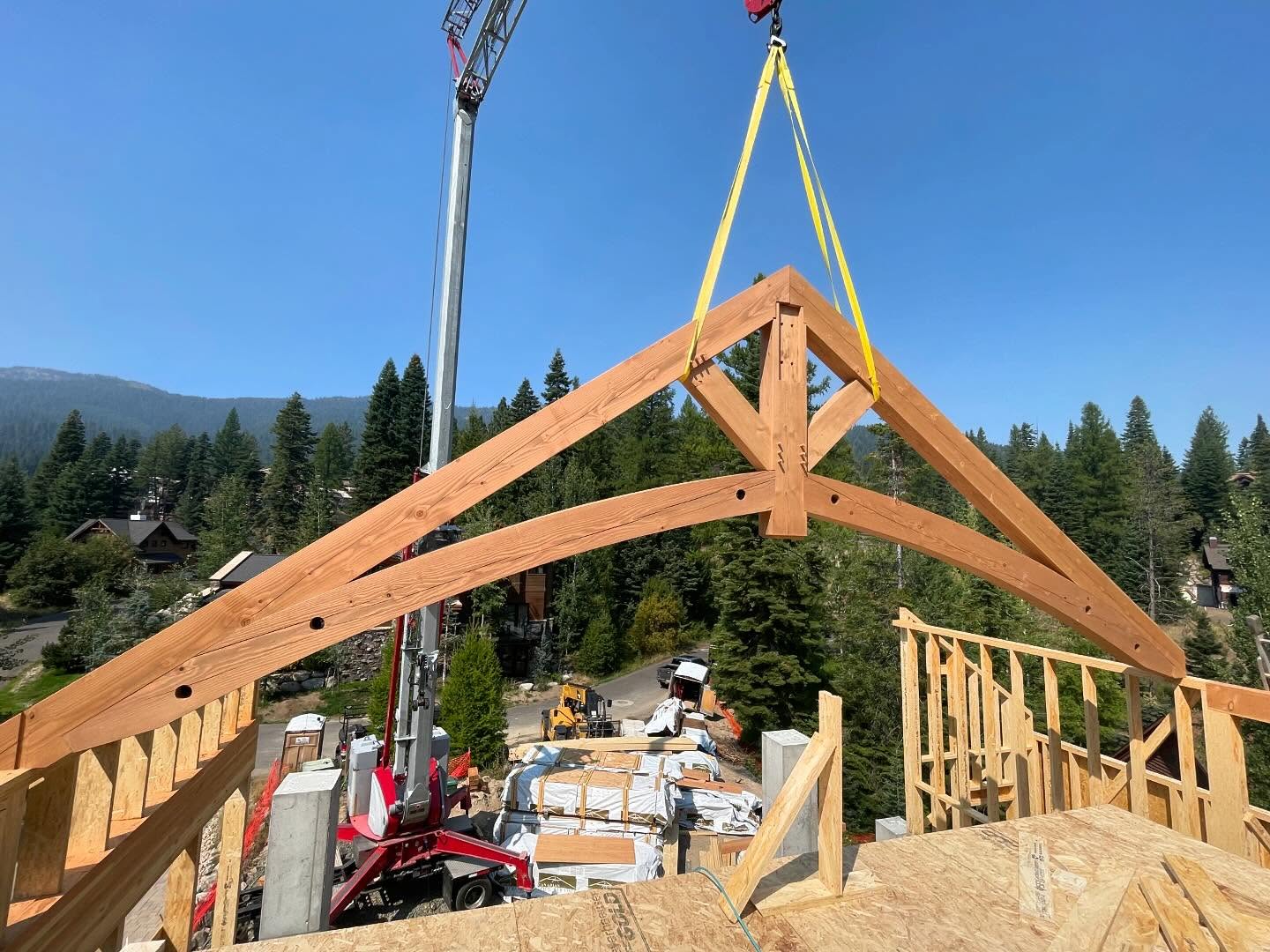 Beautiful timbers from @canadiantimberframes for Joras’ home in @tamarackresort