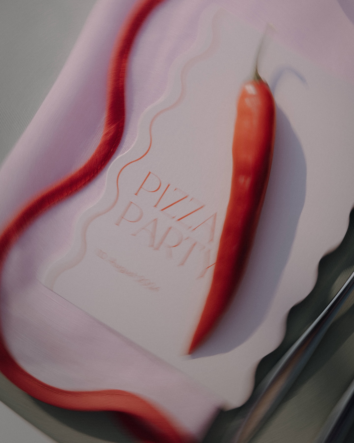 Eine scharfes Accessoire 🌶️
Wir wollten ursprünglich eigentlich eine Blüte auf jede Karte legen, doch hatten wir schon alles in den Arrangements verarbeitet… Somit mussten wir uns eine Alternative überlegen und ich glaube wir hatten eine scharfe Idee🌶️
#annamariadamm
#wedding
#decoration
#destinationwedding
#flowers
#tablesetting