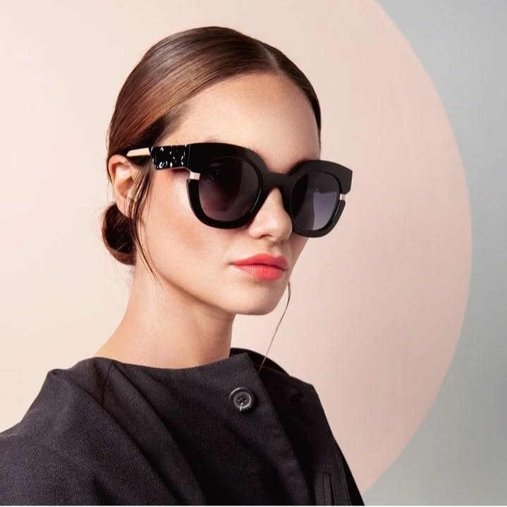 Nouvelle collection FACE A FACE
Lancée en 1995, FACE A FACE est une marque de lunettes contemporaine fondée en France par Pascal Jaulent, Nadine Roth et Alyson Magee. Après avoir rejoint le DESIGN EYEWEAR GROUP en 2015, FACE A FACE a déménagé son siège social au Danemark. Aujourd’hui, FACE A FACE possède des bureaux dans le monde entier – d’Aarhus à Paris et San Francisco. L’équipe de design reste basée à Paris et les montures sont fabriquées en France, en Italie ou au Japon, en fonction de l’expertise requise.
FACE A FACE est une marque de lunettes audacieuse et non conformiste. Née de la culture artistique parisienne il y a presque 30 ans, elle évolue avec elle depuis. Les collections s’inspirent de l’art moderne, de l’architecture, du design contemporain et des tendances mode.
Avec combinaisons exquises de matériaux, de formes uniques et de couleurs vives, les collections FACE A FACE offrent un équilibre parfait entre qualité, fonctionnalité et design. De sophistiquée à ludique, chaque collection a un caractère et une émotion distinctifs, ce qui rend les lunettes aussi uniques que le visage qui les porte.
#france #lunettes #paris #madeinfrance #eyeglasses #colors #handmade #leslunettesdebenjamin #design #madeinjapan #madeinitaly #perfect #quality#art