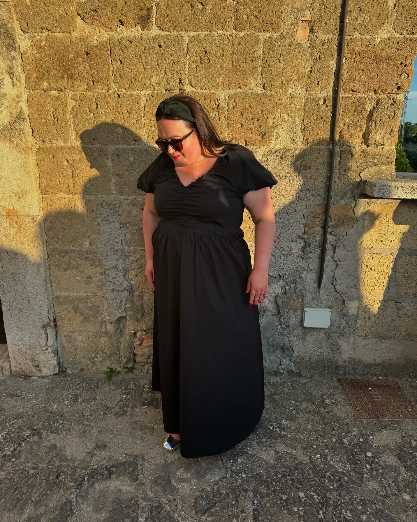 Wedding week(end) in Italy. 🇮🇹 🌿🤍
Vor Kurzem durfte ich die deutsch-italienische freie Trauung von Anne und Piero in Civitella begleiten. Dieser wunderbare Ort ist magisch, man kann es nicht anders sagen. Und genau hier hat sich mein Hochzeitspaar kennengelernt. Die Trauung war zweisprachig 🇩🇪🇮🇹 und ich hatte mit @lady_mciron eine großartige Partnerin. Ich durfte nicht nur reden, sondern war auch Gast auf diesem besonderen Fest an diesem wunderschönen Fleckchen Erde. Mit unglaublich viel Liebe, Planungstalent, dem Blick fürs Ganze und der Hilfe des ganzen Ortes entstand diese Hochzeit mitten auf der Piazza. Grazie per tutto! 🤍
Ihr wollt im Ausland heiraten? Ich begleite euch gern! 😌
❤️ @annesophieschwarz & @pierluigiamodeo
💍 @johannagauder
📍Civitella D‘Agliano
#wedding #destinationwedding #italy #italianwedding #freietrauung #bilingual #hochzeit #love #inspo #weddinginspo #letsgetmarried #freierednerin #italien #isaredet