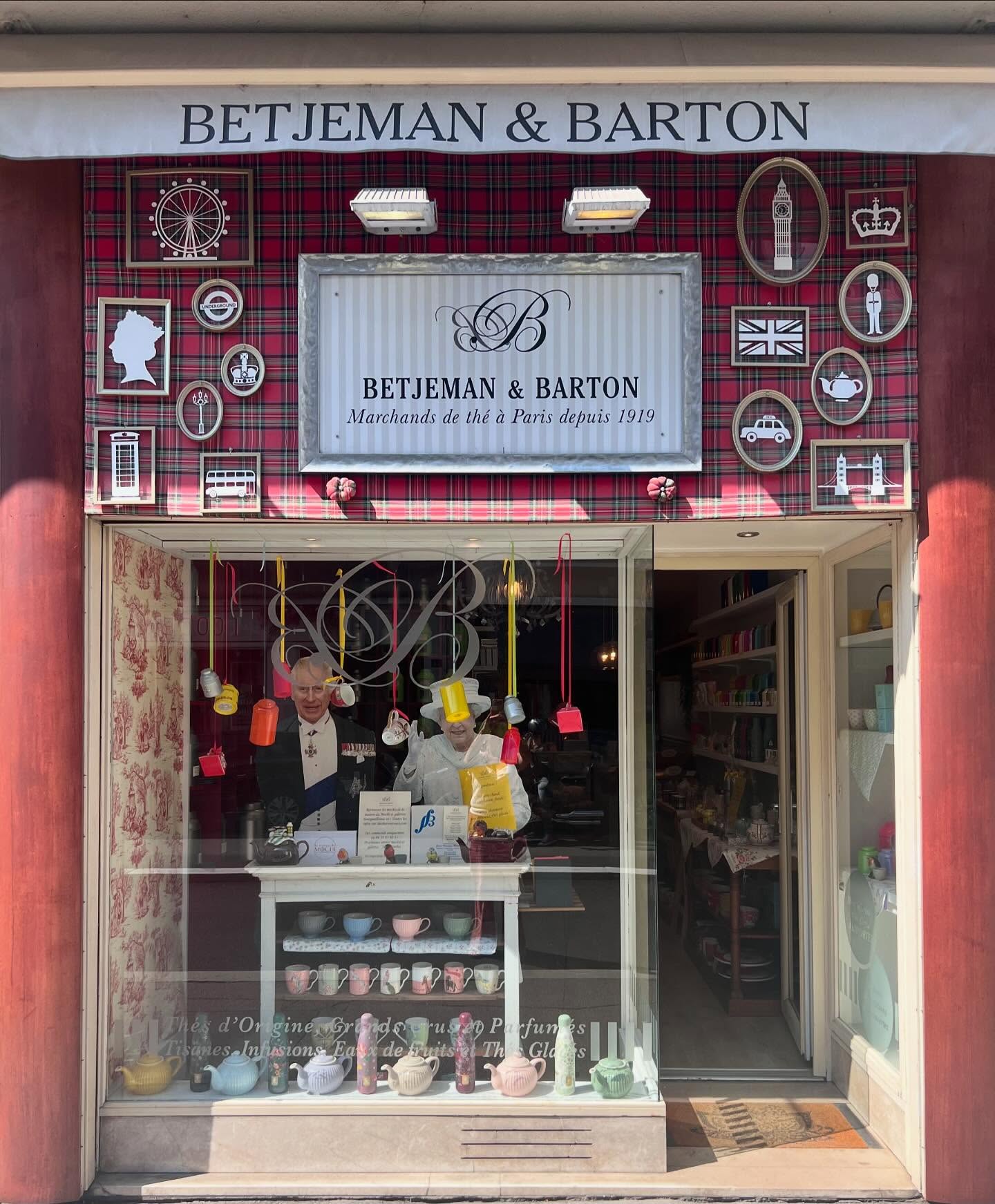 🫖 Betjeman & Barton depuis 5 ans à Tours 🫖
On y retrouve tout l’univers d’une maison de thé française premium fondée en 1919 à Paris par deux gentlemen… et imaginée en 2019 par Delphine, sa créatrice, comme un cocon intimiste où 200 références de thés classiques et parfumés et de tisanes côtoient gourmandises (mochis de la maison du Mochi, galettes bourgueilloises, biscuits Dandoy…) Avec une jolie collection de théières excentriques 100 % British et les maisons Greengate, Yvonne Ellen, Pip Studio pour le romantisme fleuri.
Bien plus qu’une énième boutique de thés impersonnelle… vous y entrez pour retrouver un des grands classiques de la Maison (Pouchkine, Malesherbes…) et vous ressortez avec les conseils de Delphine, votre profil aromatique et sensoriel et une jolie découverte en thé ou tisane ou 1001 idées de jolis présents pour vos proches.
Passionnée par le GOUT, Delphine partage ses découvertes gustatives lors de rendez-vous mensuels dans la boutique ou bien chez vous :
- atelier accords mets et thés un peu rock n roll = thés et fromages…
- ateliers découverte autour du thé
- dîners saisonniers en partenariat avec une Naturopathe…
- ateliers en entreprise autour de la QVT,
- team-buillding autour du thé,
- formation des équipes (restaurants, Coffee shop) au service et à la dégustation du thé…
#tours #toursmaville #tourscity #toursvaldeloire #regioncentrevaldeloire #sortiratours #toursevenements #betjemanandbarton #toursetmoi #tisanebio #sansalcool #thenoir #thevert #herbaltea #sansgluten #sanslactose #teapairing #naturopathie #naturel #bienetre #teashop #teatime #tealovers #teaparty #teaaddict