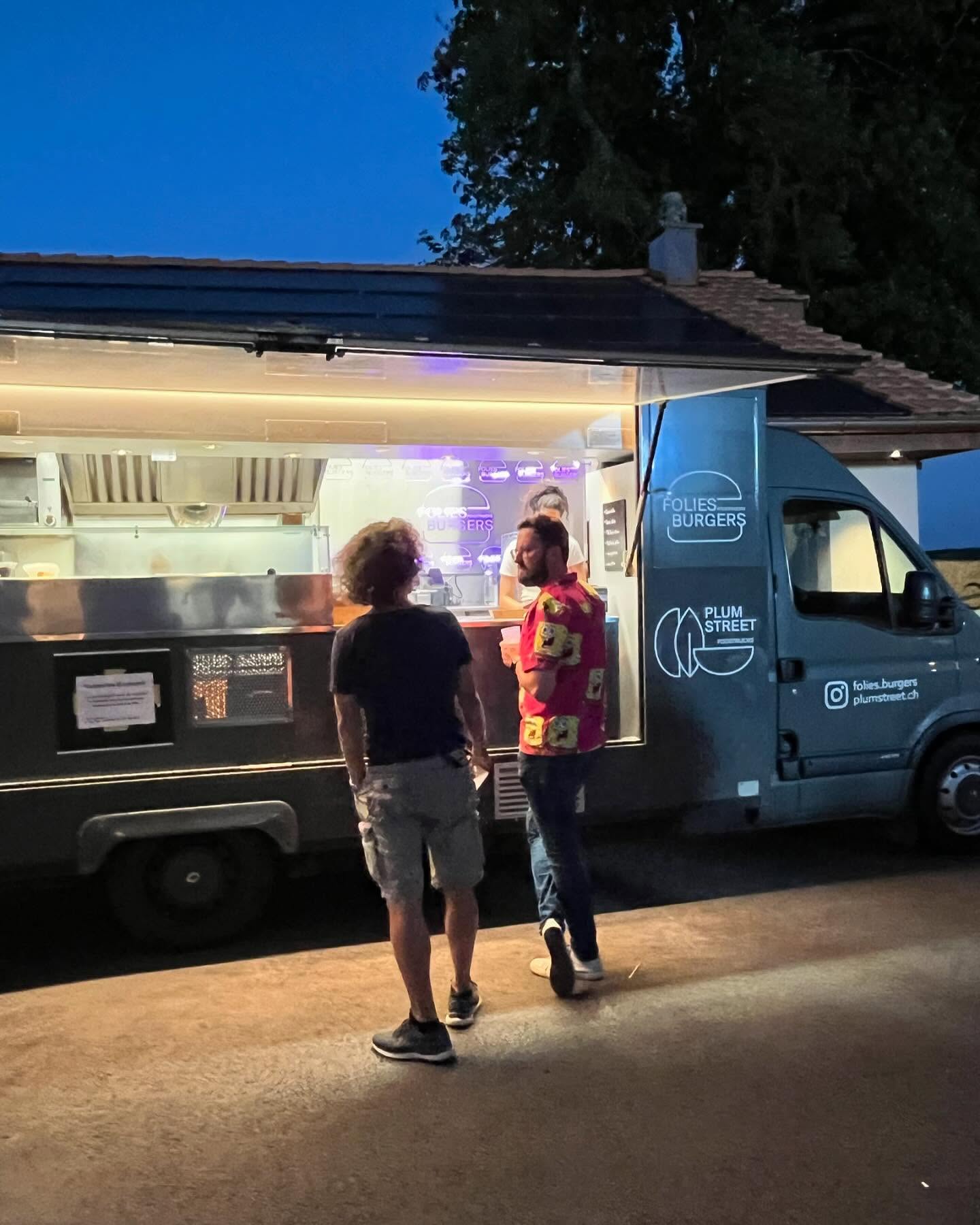 #foliesburger 🍔 est présent au @1000ansvuiteboeuf jusqu’à dimanche !
#HappyBirthday à Vuiteboeuf 🥳 🍾 🎂
#burger #switzerland #vaud #swissfood #vegefood
🇨🇭 🍔 🥒 🌱