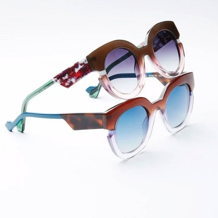 FACE A FACE
Lancée en 1995, FACE A FACE est une marque de lunettes contemporaine fondée en France par Pascal Jaulent, Nadine Roth et Alyson Magee. Après avoir rejoint le DESIGN EYEWEAR GROUP en 2015, FACE A FACE a déménagé son siège social au Danemark. Aujourd’hui, FACE A FACE possède des bureaux dans le monde entier – d’Aarhus à Paris et San Francisco. L’équipe de design reste basée à Paris et les montures sont fabriquées en France, en Italie ou au Japon, en fonction de l’expertise requise.
FACE A FACE est une marque de lunettes audacieuse et non conformiste. Née de la culture artistique parisienne il y a presque 30 ans, elle évolue avec elle depuis. Les collections s’inspirent de l’art moderne, de l’architecture, du design contemporain et des tendances mode.
Avec des combinaisons exquises de matériaux, de formes uniques et de couleurs vives, les collections FACE A FACE offrent un équilibre parfait entre qualité, fonctionnalité et design. De sophistiquée à ludique, chaque collection a un caractère et une émotion distinctifs, ce qui rend les lunettes aussi uniques que le visage qui les porte.
#perfect #design #art #eyeglasses #iconic ##madeinfrance ##spectacle #sunglasses #opticien #lunettesdesoleil