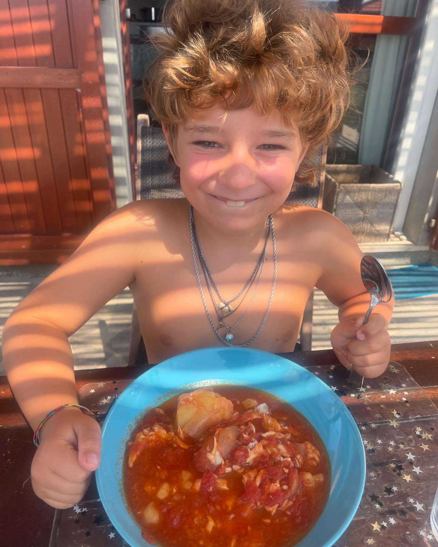 come rendere felice un bambino con una zuppa di pescato del giorno! #nurra #spearfishing