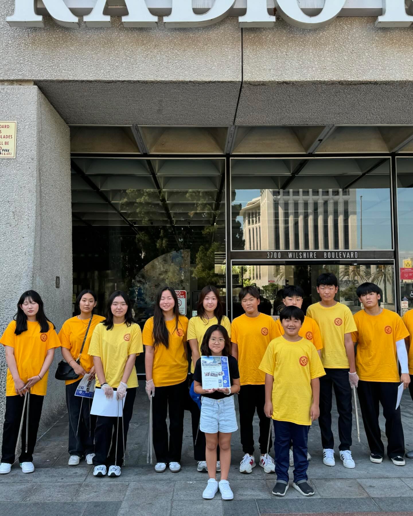 📣LA Beautification Campaign📣
We recently started our LA Beautification Campaign on Saturdays every week! Hwarang members diligently clean the streets of LA together :).
