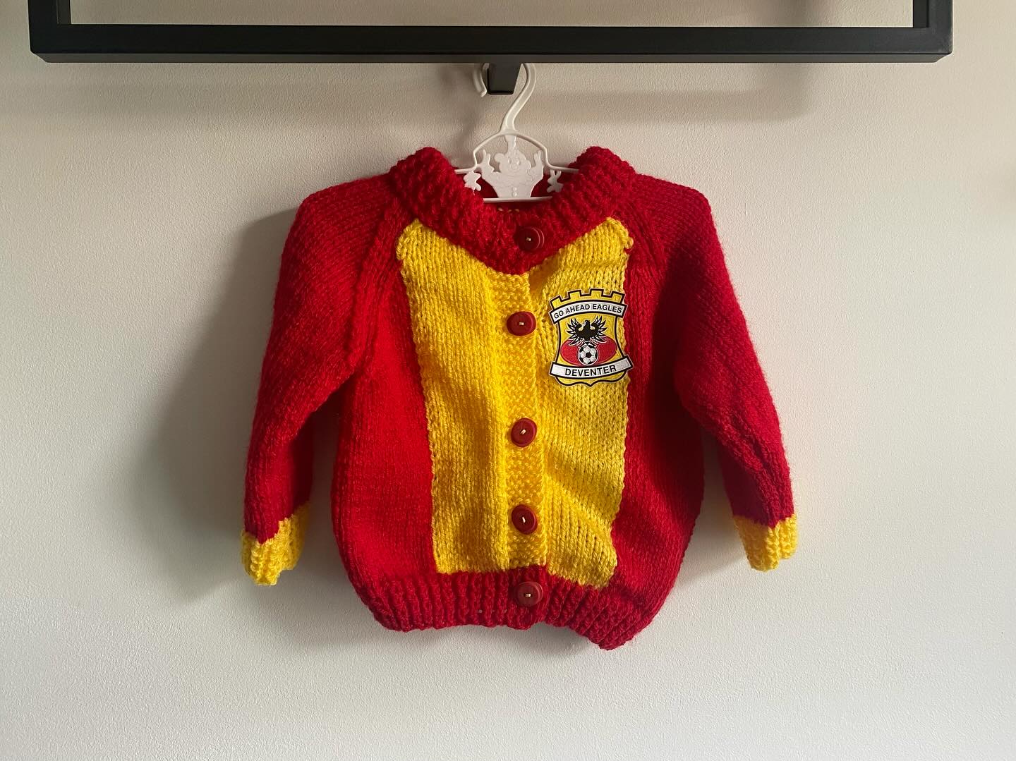 Baby Melle is met dit zelfgemaakte vestje helemaal klaar voor de wedstrijd vanavond!! ⚽️🦅❤️💛