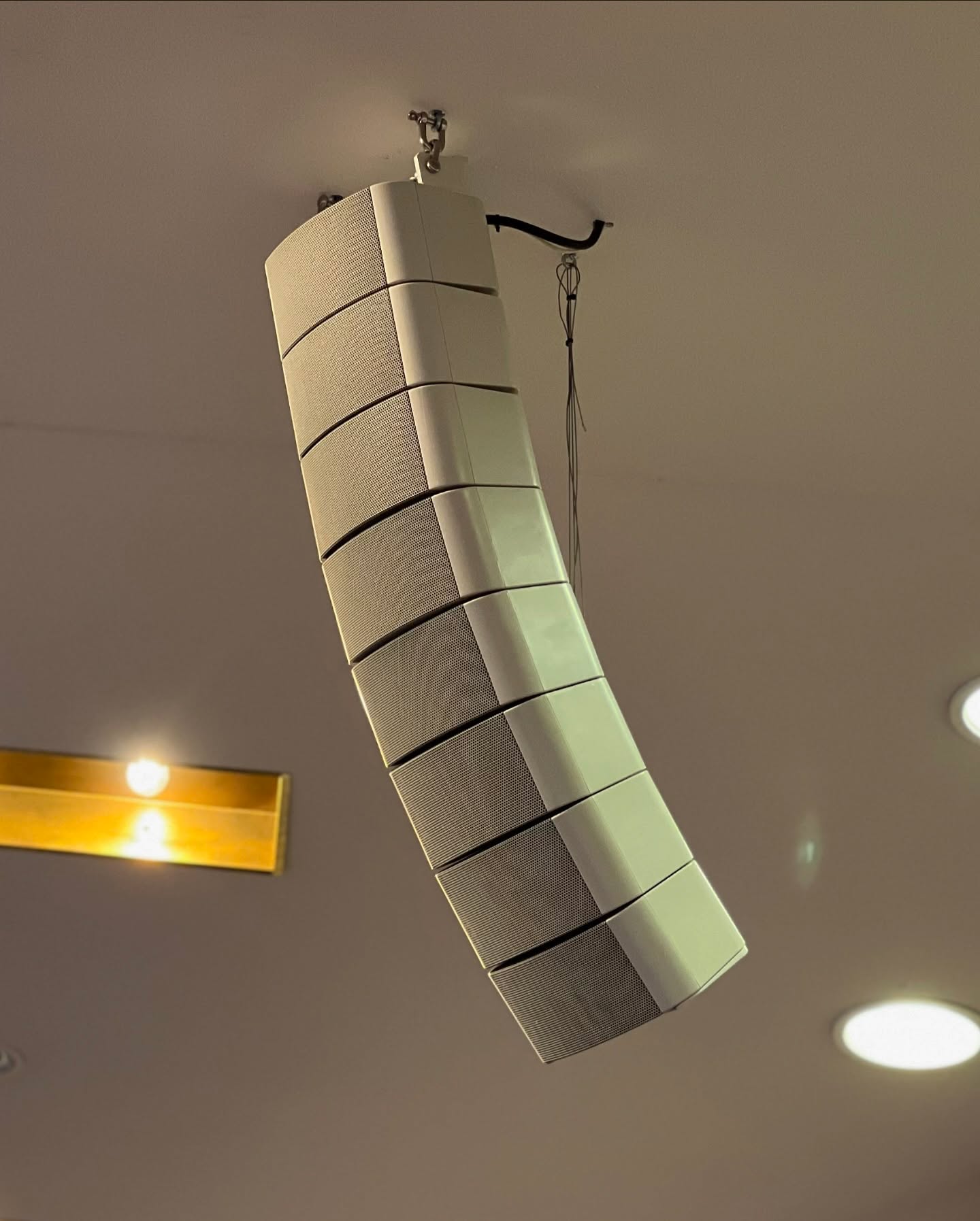 Immanuelskyrkan i Stockholm har uppgraderat Waldensalen med nytt högtalarsystem från Martin Audio och vi är glada över ett fint samarbete med deras ljudtekniker Isak Wang.
Systemet är optimerat med Martin Audios beprövade FIR-filterteknik som ger en mycket jämn täckning över publikytan och samtidigt minimerar reflektioner från oanvända ytor
och läck in på scenen.
Utöver ljudkvalitet så var högtalarnas vikt och estetiska egenskaper viktiga parametrar, så valet av O-line var enkelt.
16 x Martin Audio O-line
2 x Martin Audio SX112
1 x Martin Audio iK81
#wssab @martinaudio