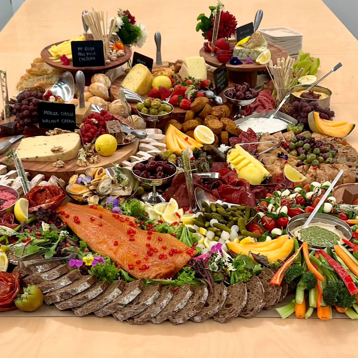 1sqm of catering is usually recommended per 30 guests, but for a lighter graze you can feed up to 50 with the variety included. Smoked salmon, antipasto, breads, dips, crackers, falafel, cured meats, fresh produce, fudge, nut brittle and of course our favourite NZ cheese!
#grazetable #feedacrowd #nzcheese