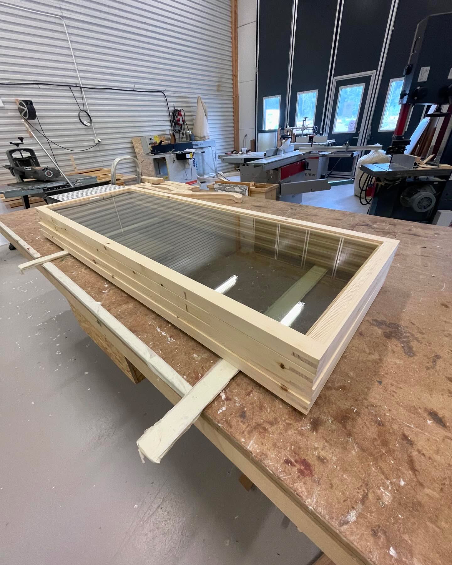 Nya fönsterbågar!🤩 På bordet ligger det 4st innanfönster med energiglas. Dessa vill kunden själv kitta och måla. På sista bilden har jag ersatt ett gammalt och trasigt med ett nytt likadant.
#fönster #snickeri #östersund #jämtland #morinsfönsterhantverk