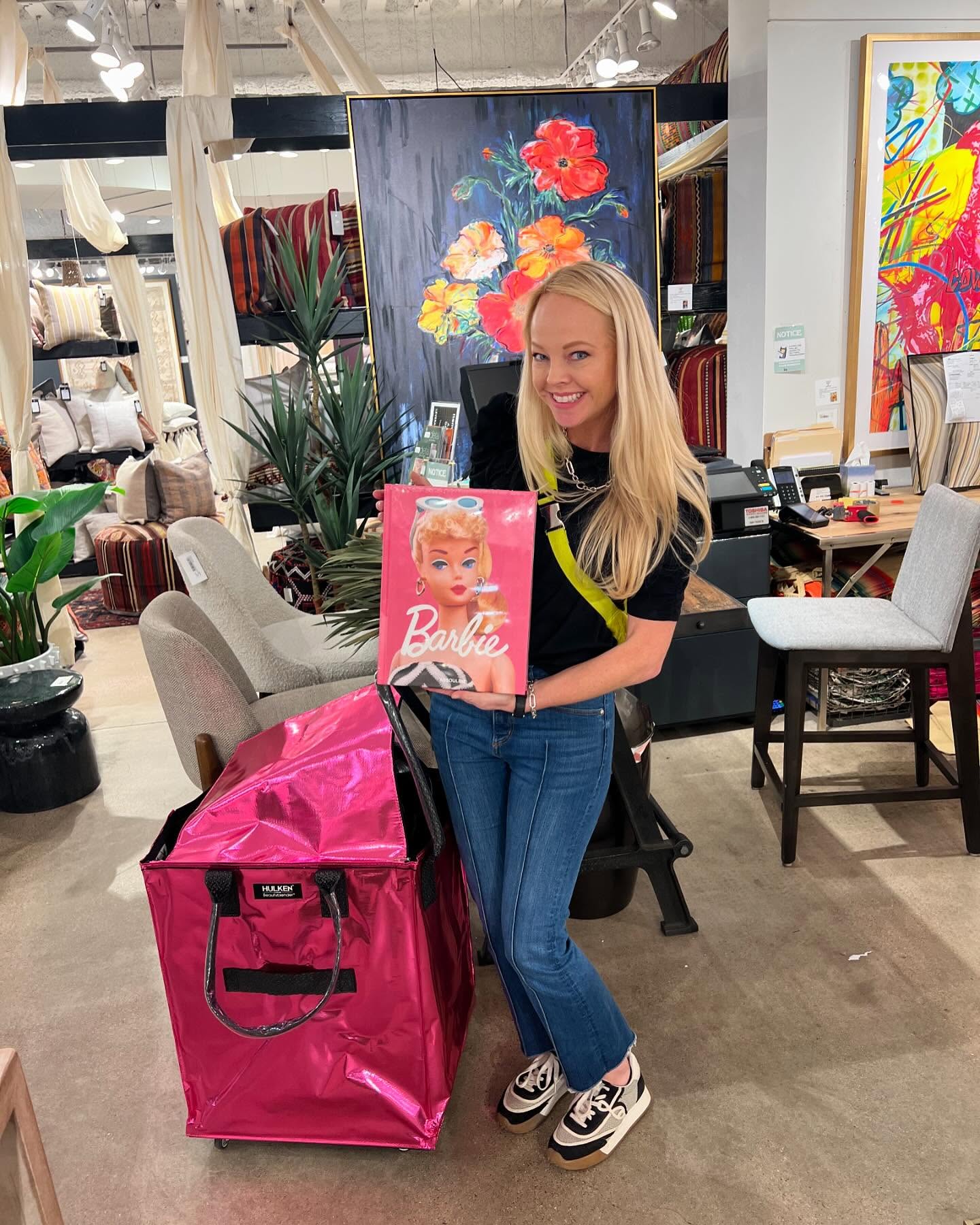 Stuffing this Hulken Bag with tons of goodies for our clients!! It's so convenient when at market. Shop it at the link in Bio and use code EDGVIBES for 5% off
Shown here in Size Large, BeautyBlender Pink 🌸🛍️🦩👛🌷🎀💖