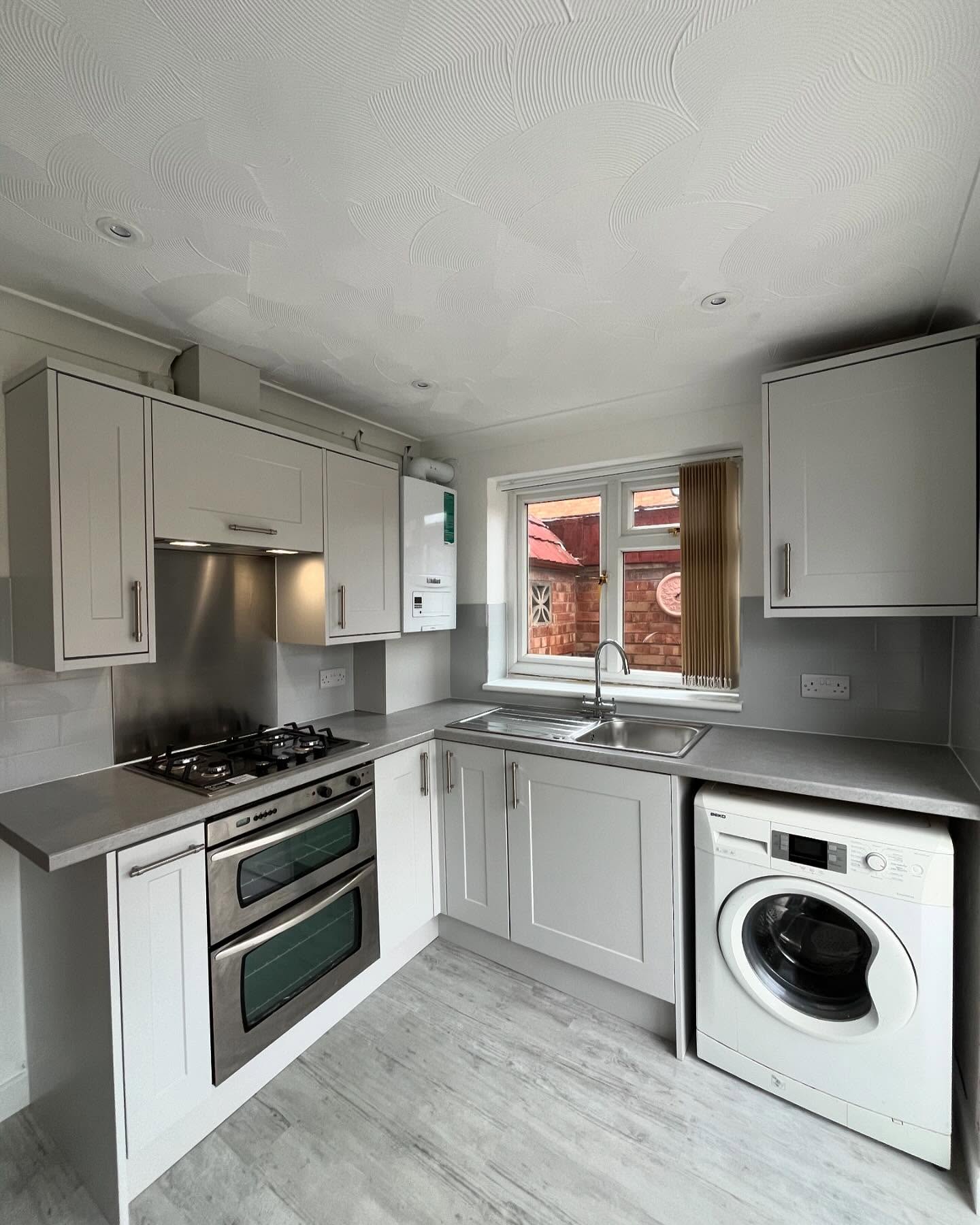 Kitchen renovation. @howdensjoinery supplied the kitchen units, appliances, worktops and splashbacks. The original kitchen was around 25 years old, so in need of a makeover. The lighter colour schemes makes a huge difference for the space.