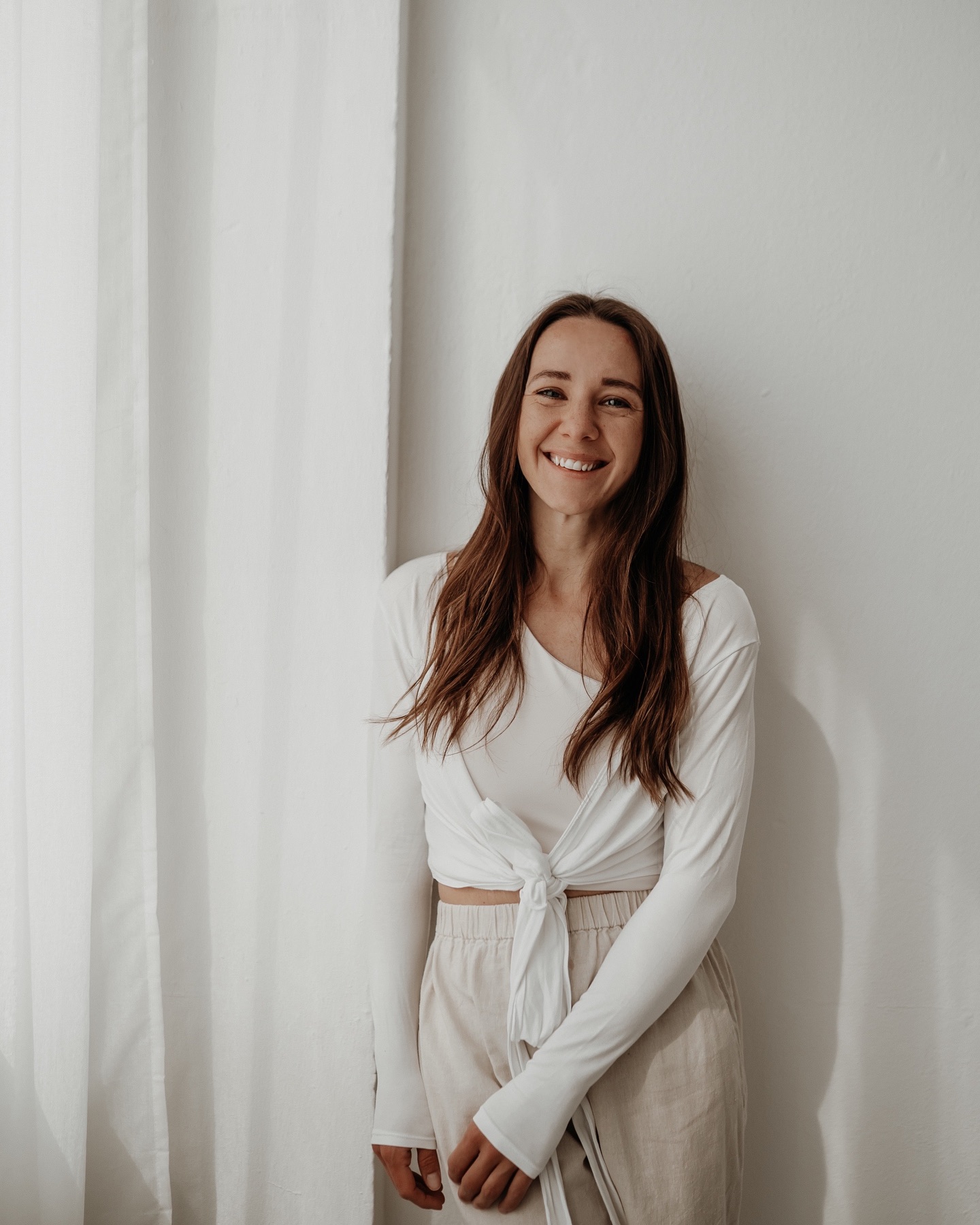 Hey, ich bin Elisa
und ich bin hier um DICH zu EMPOWERN dein Wohlbefinden und deine körperliche & mentale Gesundheit zu deiner obersten Priorität zu machen.
Dein Wohlbefinden, deine Gesundheit ist nicht etwas das einfach da ist - DU KREIERST SIE!
Du hast es satt ein unerfülltes, angepasstes Leben zu führen, in dem du dich nicht wirklich lebendig und kraftvoll fühlst?
Möchtest du dich selbst neu entdecken, ausprobieren und eine tiefe Verbindung zu dir selbst spüren?
Gemeinsam finden wir deinen Weg zu mehr Gesundheit und Erfüllung, denn du verdienst es dich RICHTIG GUT zu fühlen.
Ein erfülltes und gesundes Leben ist kein Zufall, sondern das Resultat deiner bewussten Entscheidung.
Deine Gesundheit steht hier im Mittelpunkt.
Ich will dich empowern deine Gesundheit selbst in die Hand zu nehmen!
Für dein Leben in Leichtigkeit, Balance und Lebenskraft!
GESUNDHEIT
WELLBEING
AYURVEDA
YOGA
MENTORING