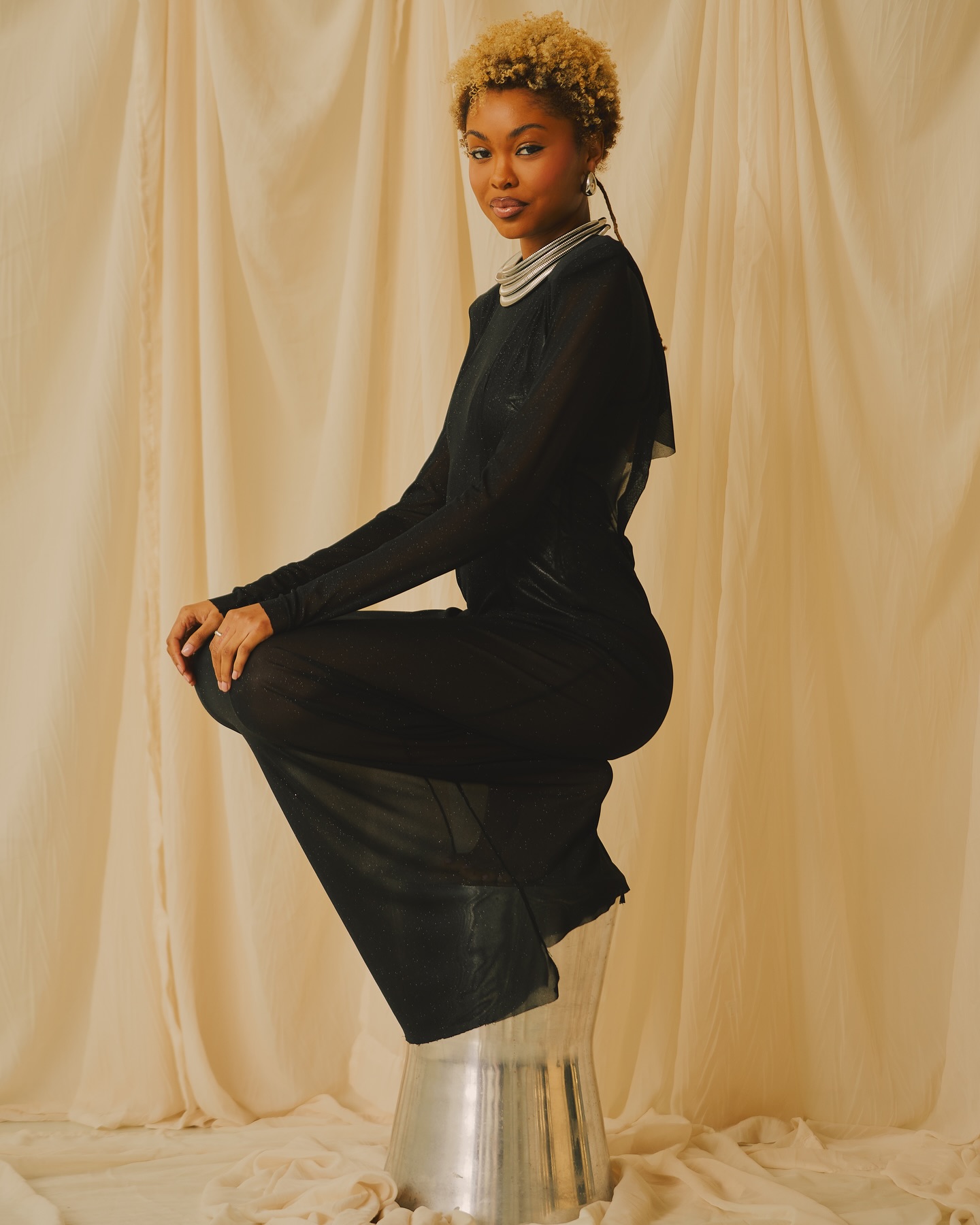Our final muse is a true embodiment of quietly loud. In hearttalk with director @themonicarobinson, @akaimarje amplifies the significance of defying society’s external standards and allowing her soul work to speak for itself.
Through @ecb.studio Artist Residency Program, we implore women to join us in leaning into the power of letting go. Letting go of standards, people, old versions of self and strands that no longer serve us. #BEYONDTHECUT x #ECBAIRProgram
Dreams Team
CD | DOP | Co-producer/Photographer | @eppsshotme
CD | Co-producer/Director | @themonicarobinson
Lead Cinematographer & Editor | DOP | @solowkee
MUA | @imanibyinfluence @imanibarnesbeauty
Lead Wardrobe Stylist | @autumn.naiomi
Wardrobe Assistant | @theelailaashlyn
Wardrobe Assistant | @asiashamir_
Designer | @costoomz
Designer | @lavelleadorr
Designer | @meniapaige