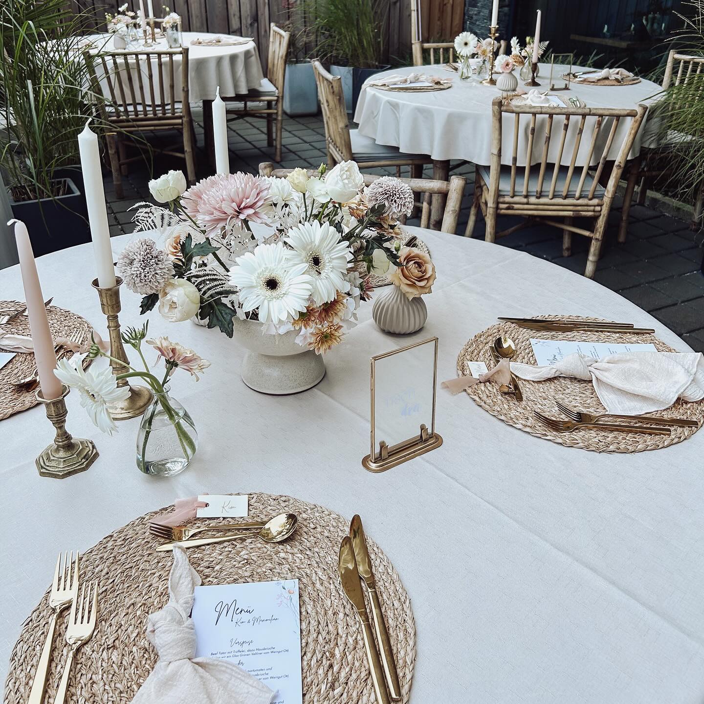 Summer Wedding ✨🤩 29.08.24 K & M
DANKE für euer Vertrauen und dass ich eure Hochzeit mit meiner Deko begleiten durfte! Los ging’s mit der kirchlichen Trauung in der Evangelischen Christuskirche Salzburg und dann zum Get-Together und Abendessen im Hotel Gerl, das perfekt zum Ambiente gepasst hat. 😊
#summerwedding #wedding #weddinginspiration #bohostyle #salzburgwedding #dekoverleih