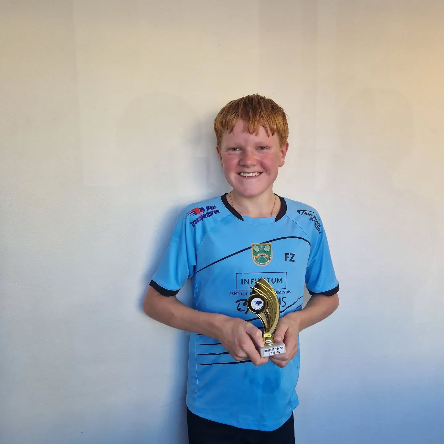 Denne flotte, stolte, 13åringen (snart 14!) har akkurat kommet på andreplass i U19C! Gratulerer med din første norske badmintonpokal Casper 🏸🏸