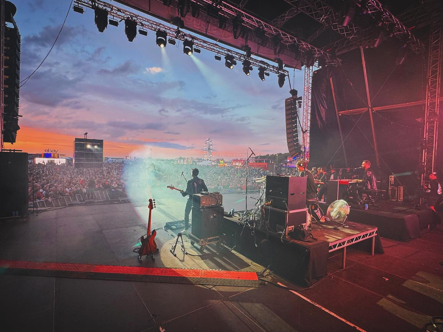 Good times last week with @sophieellisbextor standing in for @richardjonesface
What a treat to play with Sophie, @jacksonel @timbofilters @keysmanalex @scottdejongh @gitalangley & @amystanfire
📸 @2324_photography & @emilypacker
@tunes_in_the_park @silverstonefestival @campercalling
Thanks everyone for making me feel so welcome @dominicwilliamord @duncanwild @joshbeanz @rhysaru @williamkinnaird
@fender @ultimateearspro
#vroom