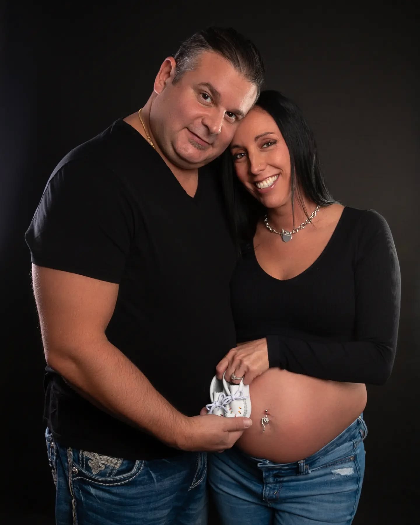 J'adore les lumières dramatiques, les lumières rasantes qui dessinent la silhouette.
Presque en clair-obscur. Dites moi ce que vous en pensez.
#maternityphotography
#studiomaternity
#maternityshoot