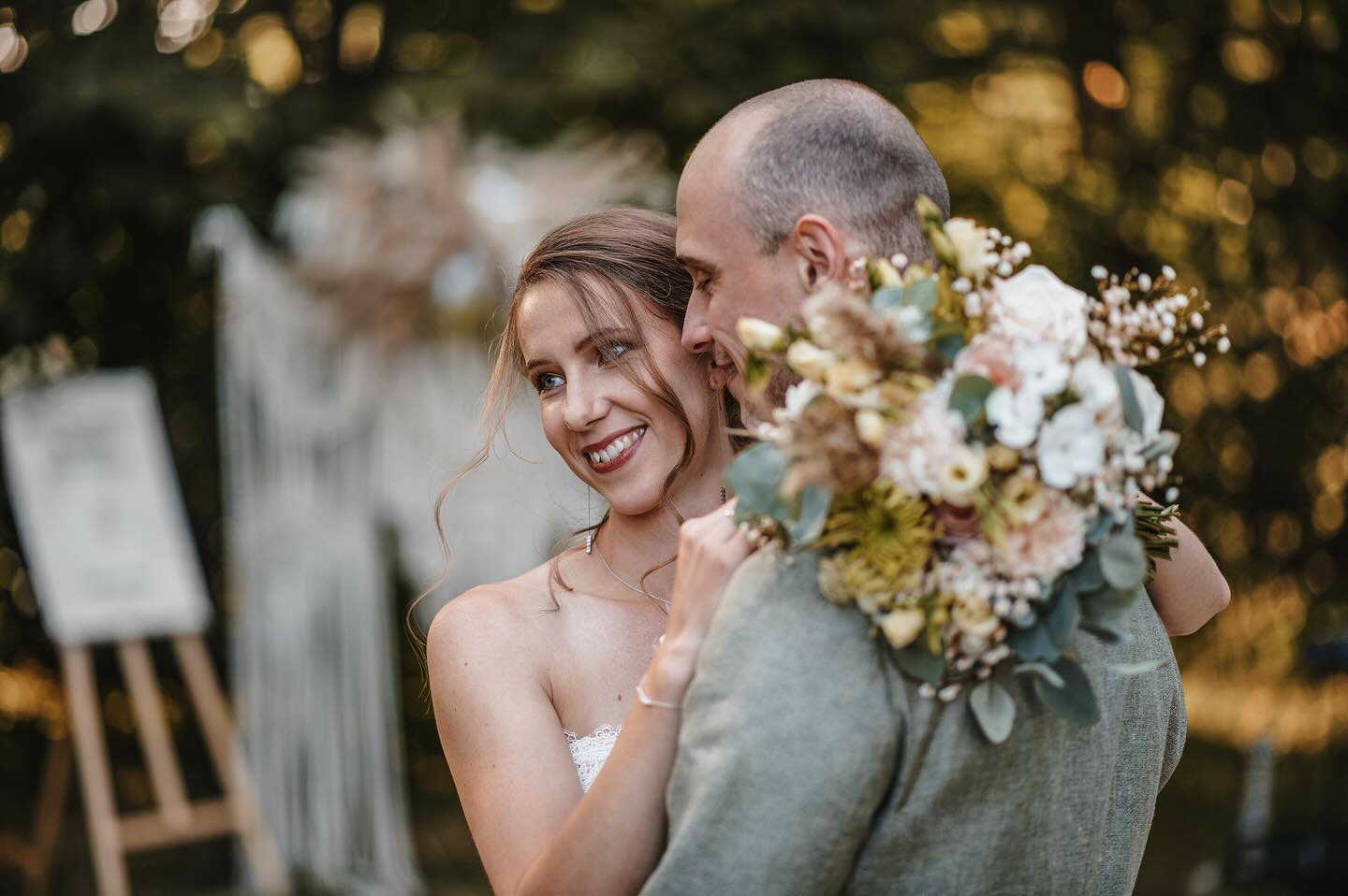 Sunset vibes 🌅✨💍
.
.
.
Konzept, Planung & Organisation: @milenapreuss_weddings
Location: Burgheim
Ponys: Willi & Jetta
Fotografie: @carinazfotografie @raya_dimitra_weddings
Videograph: @rayadimitra
Hair & Make-up: @be.autyful.hairmakeup
Papeterie: @grafikheimat
Schmuck: @minougermany
Trauringe: @juwelierkopp
Floristik: @blueten__werk
Hochzeitstorte: @kathis_sweetkitchen_candybar
Dekoration: @somebosque
Brautmode: @diebrautfluesterin_brautmode
Herrenmode & Accessoires: @mode_burkhard
Sängerin: @zauberklaenge_stefanieschnell
Luftballon: @viva.ballon
Freie Traurednerin: @milenapreuss_weddings
Model: @saengerin_nadine_eimecke
@toheidl